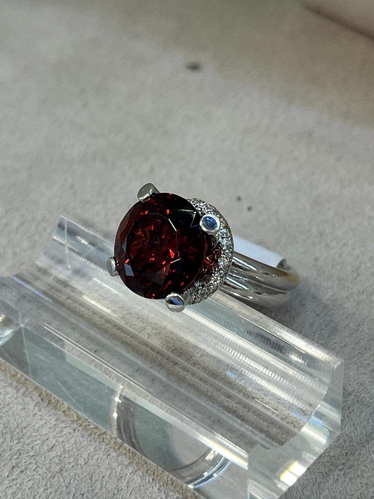 18K White Gold Ring with Garnet Center Stone and Diamonds In condizioni ottime in vendita a Tel Aviv - Jaffa, IL