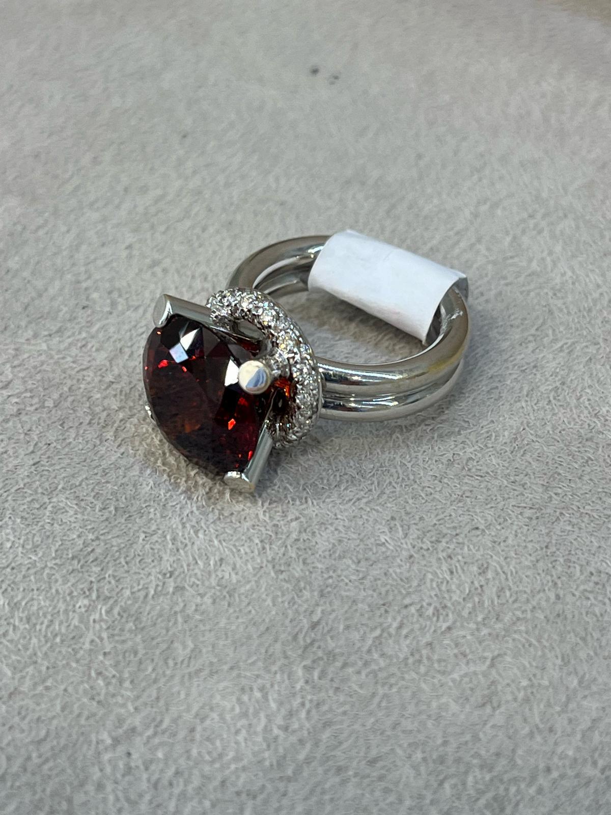 Donna 18K White Gold Ring with Garnet Center Stone and Diamonds in vendita