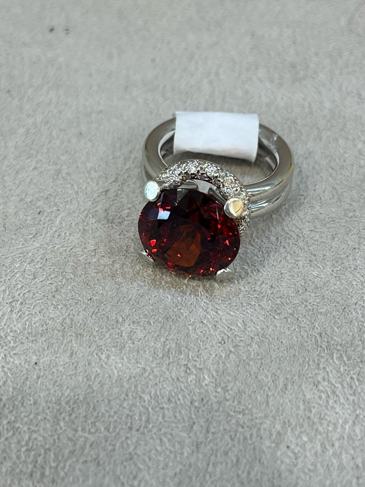 18K White Gold Ring with Garnet Center Stone and Diamonds in vendita 1