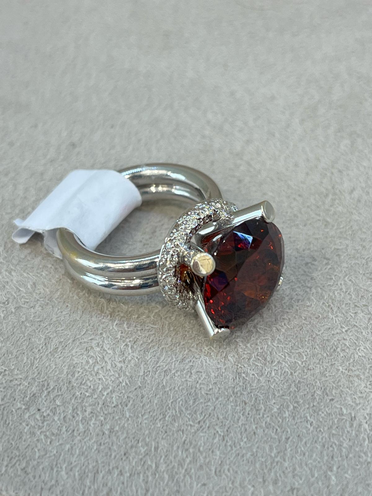 18K White Gold Ring with Garnet Center Stone and Diamonds in vendita 2