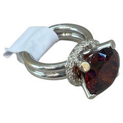 Bague en or blanc 18 carats avec grenat au centre et diamants
