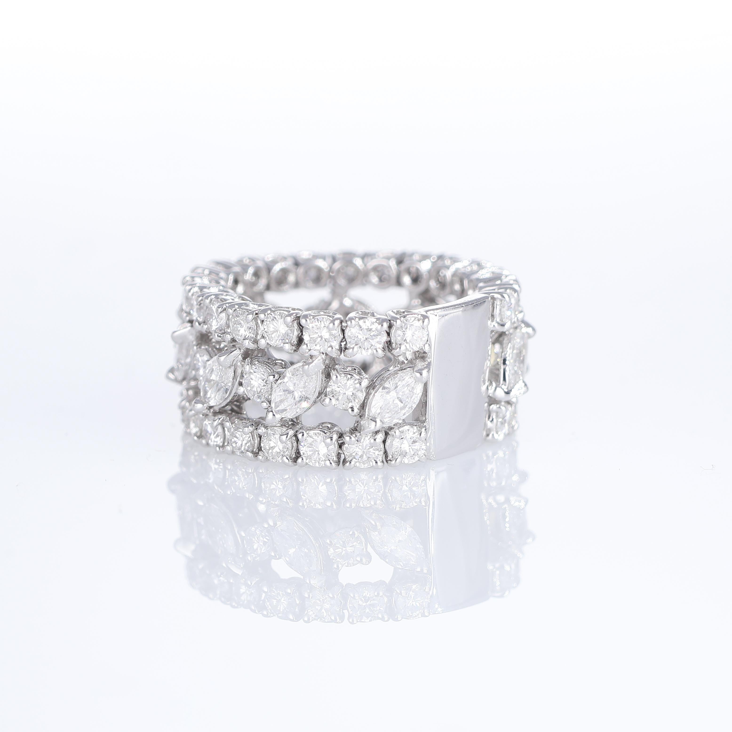 Brilliant Cut 18K White Gold Ring with Marquise and Brilliant-Cut Diamonds For Sale