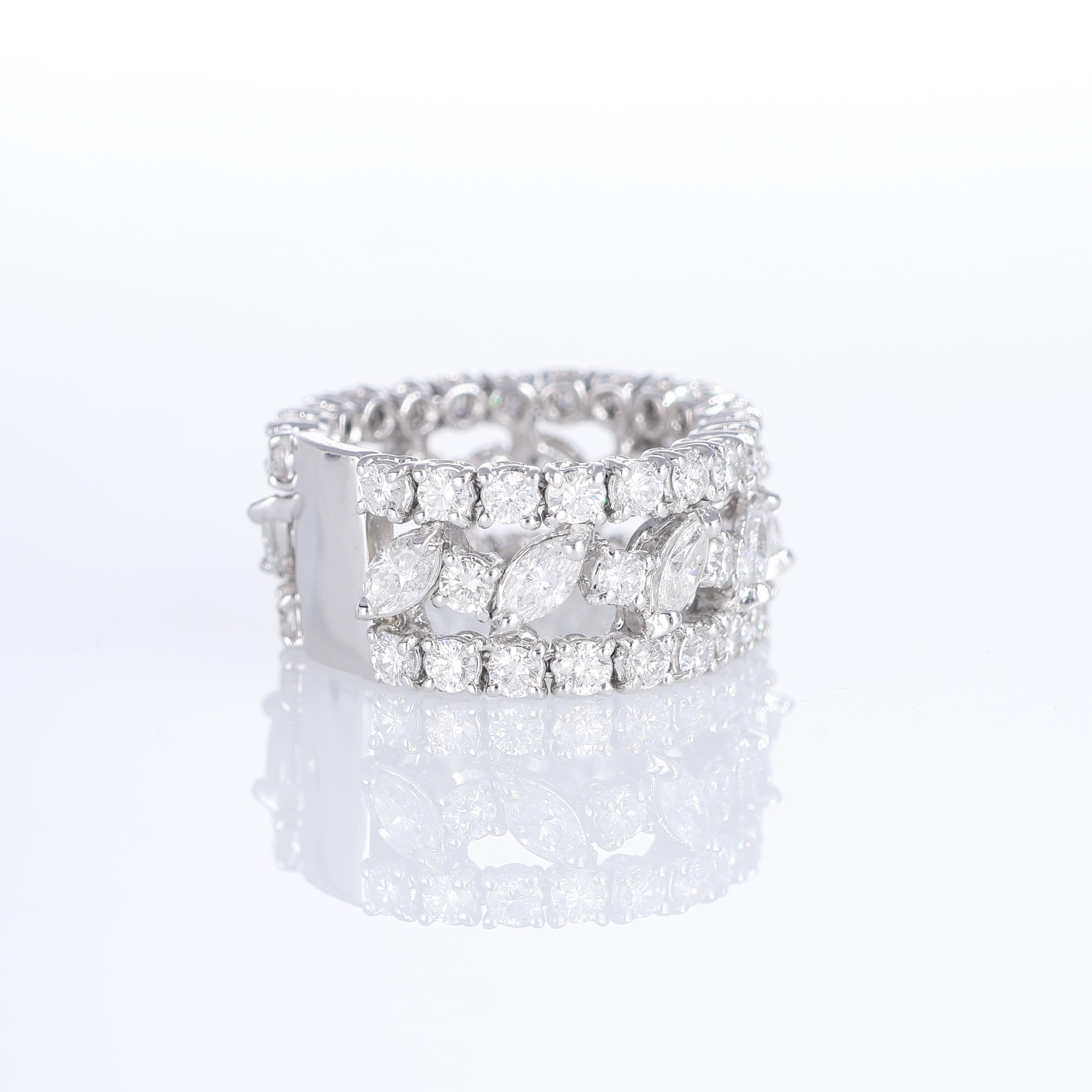 18K White Gold Ring with Marquise and Brilliant-Cut Diamonds In New Condition For Sale In Bergamo, BG