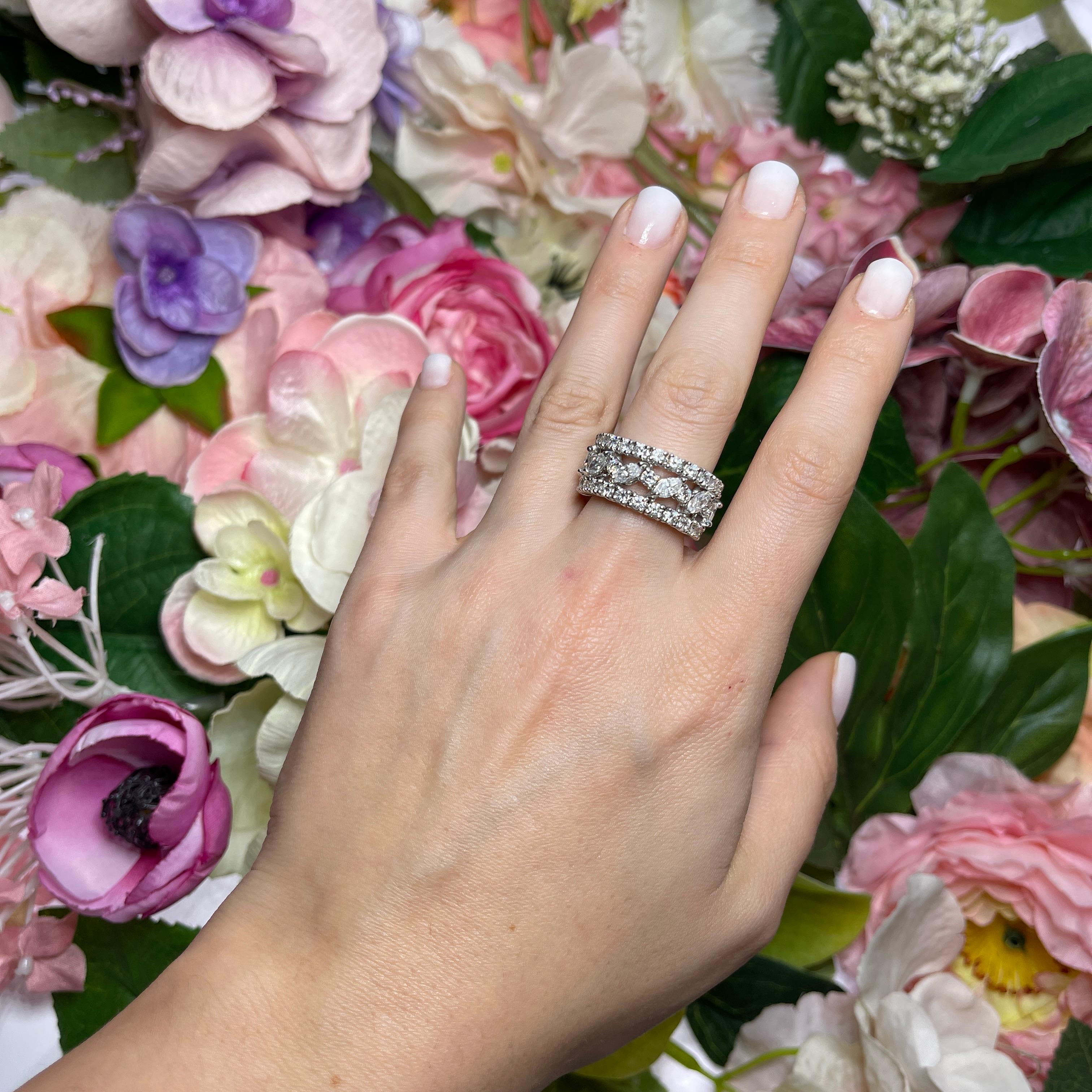 18K White Gold Ring with Marquise and Brilliant-Cut Diamonds For Sale 1