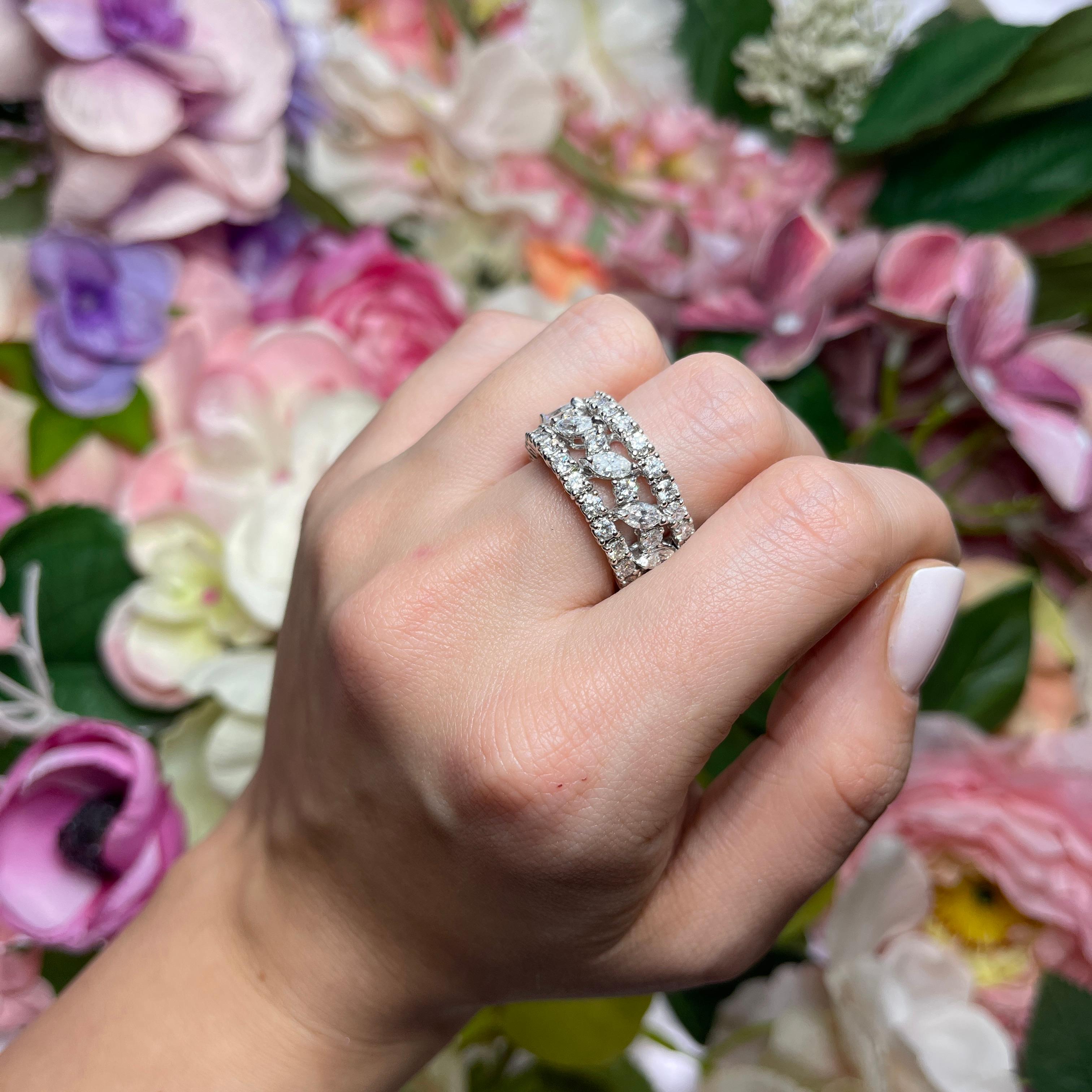 18K White Gold Ring with Marquise and Brilliant-Cut Diamonds For Sale 2
