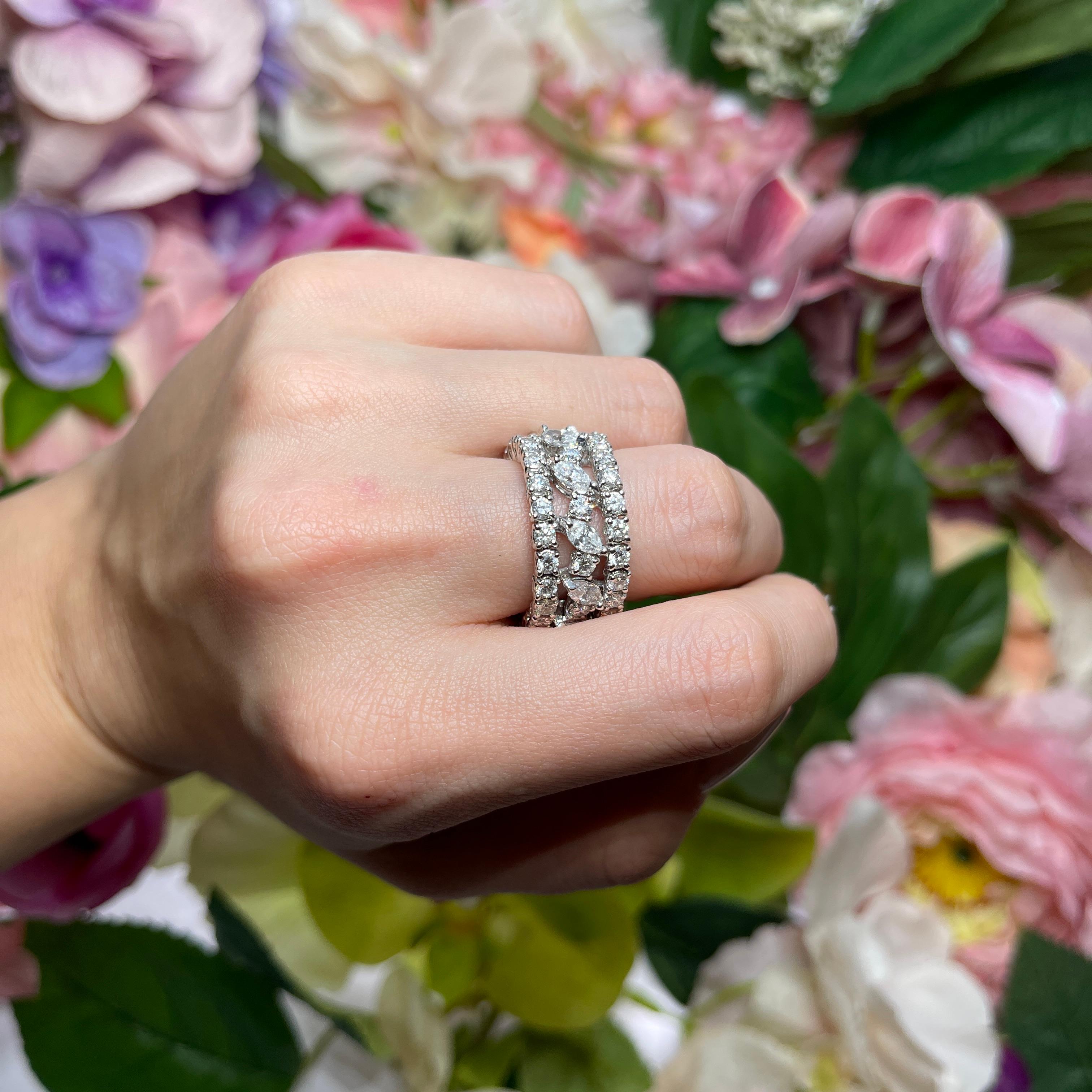 18K White Gold Ring with Marquise and Brilliant-Cut Diamonds For Sale 3