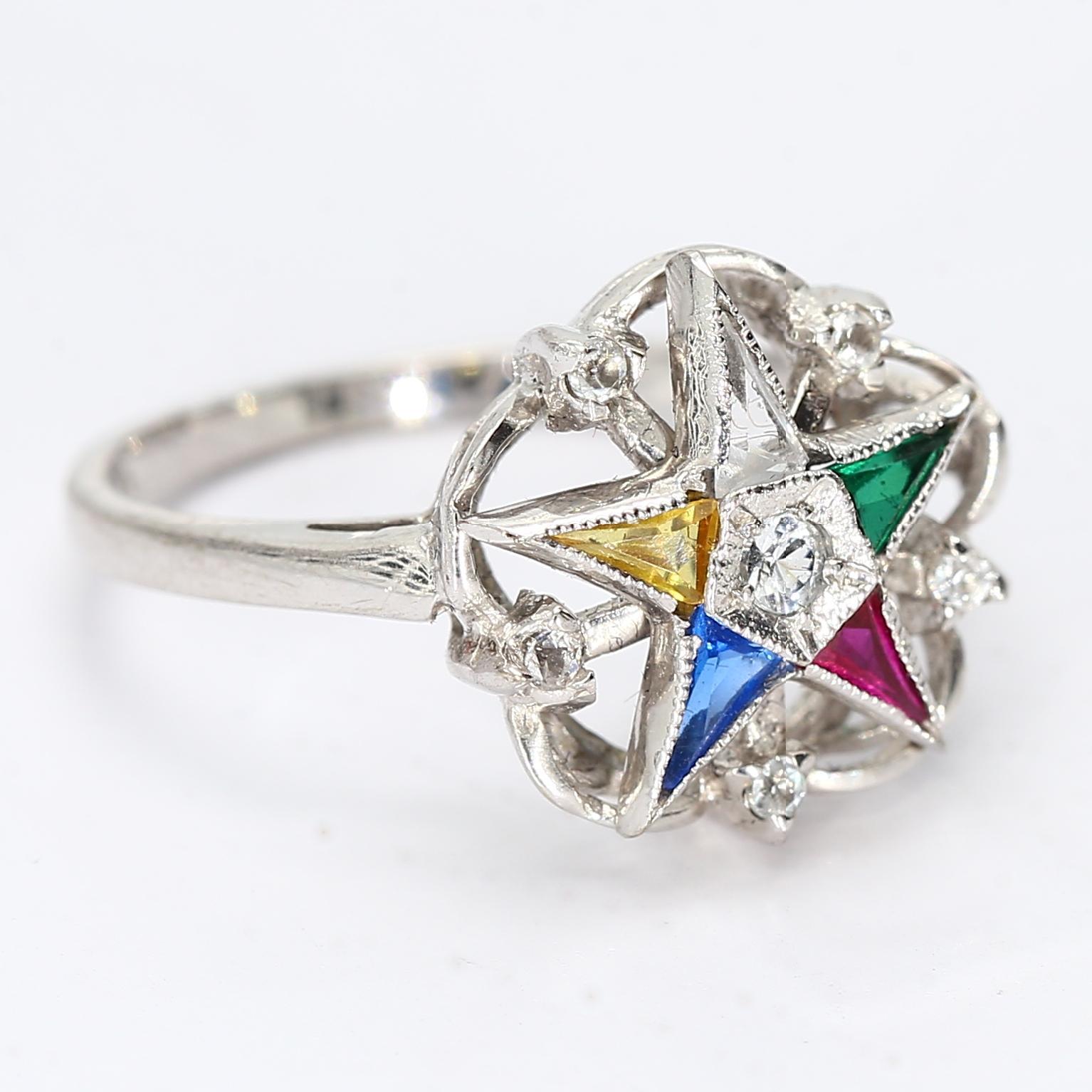 Cette bague étoile maçonnique colorée comportait 5 pierres de couleurs différentes formant les rayons de l'étoile, toutes entourant une pierre centrale.

- Info pierre -
5x pierres -

Taille de l'anneau - 6.25
Poids total - 2.51g
W