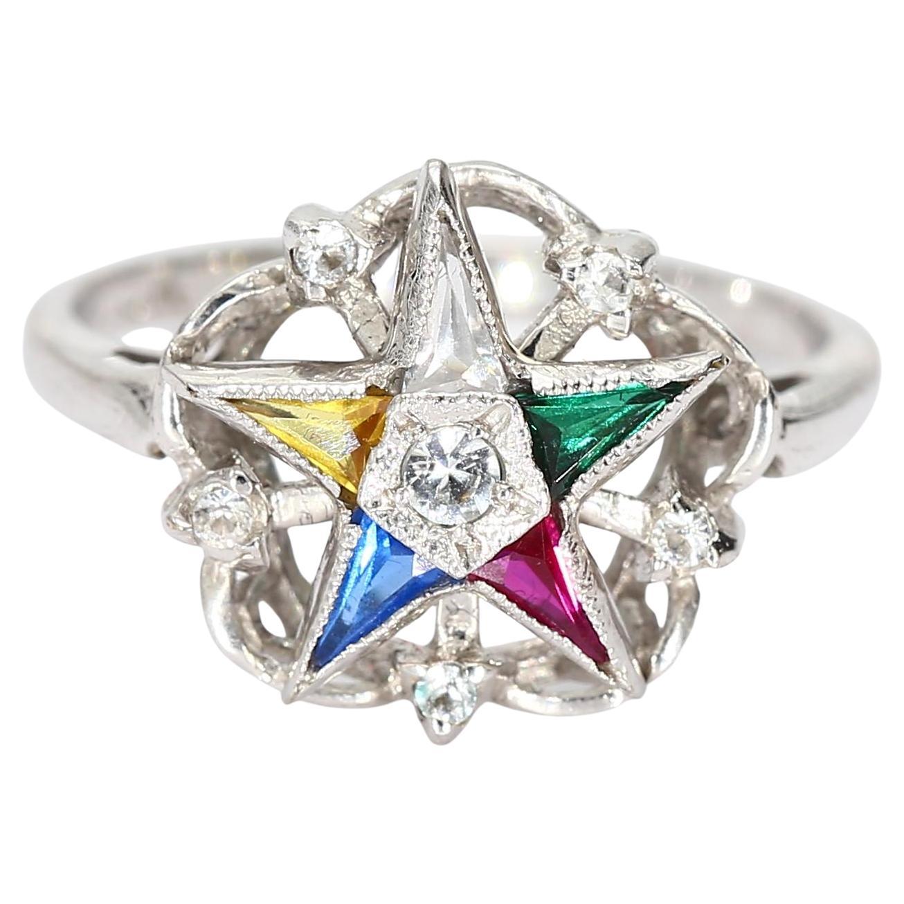 Bague en or blanc 18k avec étoile maçonnique composée de plusieurs pierres différentes