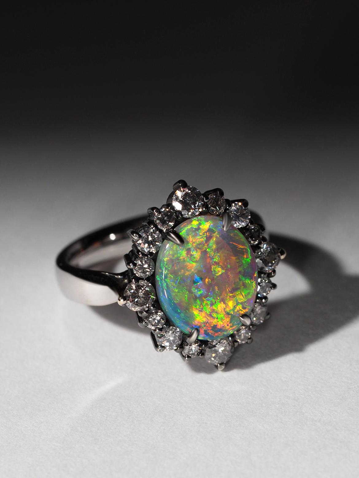 Anello in oro bianco 18K con opale australiano naturale e diamanti in vendita 4