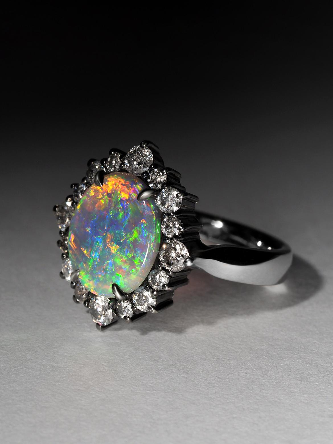 Anello in oro bianco 18K con opale australiano naturale e diamanti in vendita 5