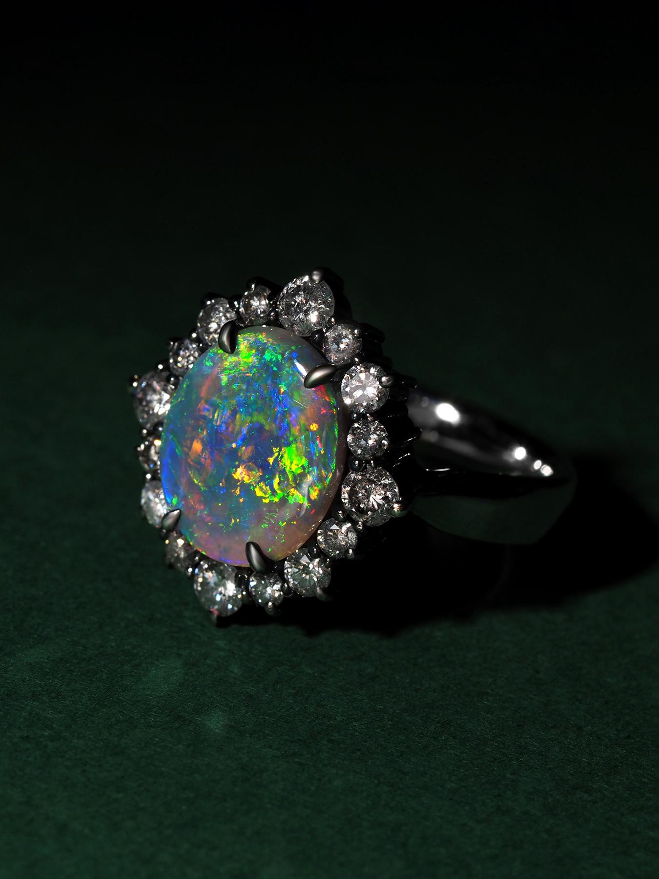 Anello in oro bianco 18K con opale australiano naturale e diamanti in vendita 7