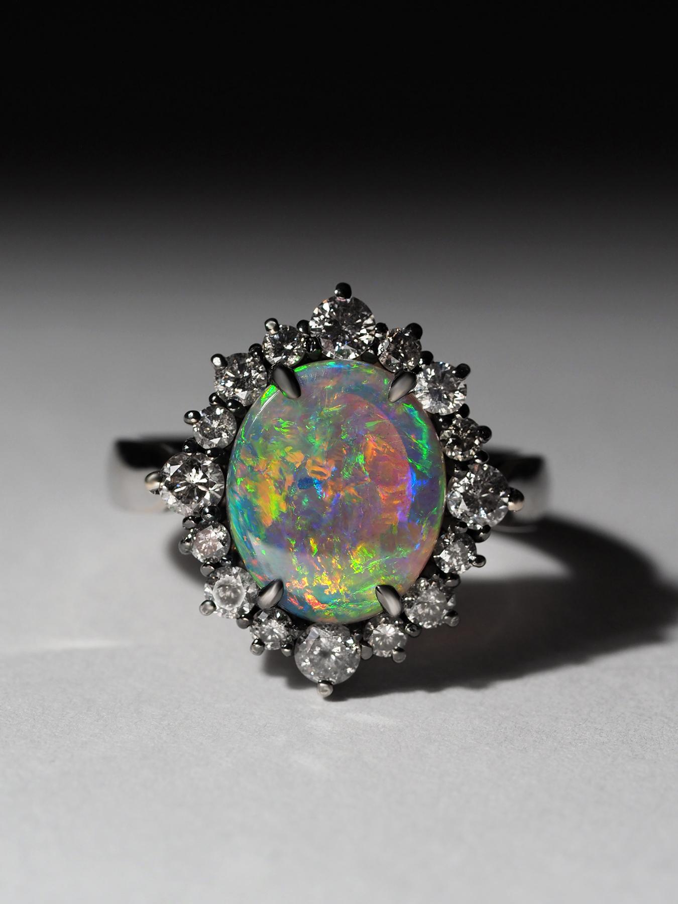 Anello in oro bianco 18K con opale australiano naturale e diamanti in vendita 9