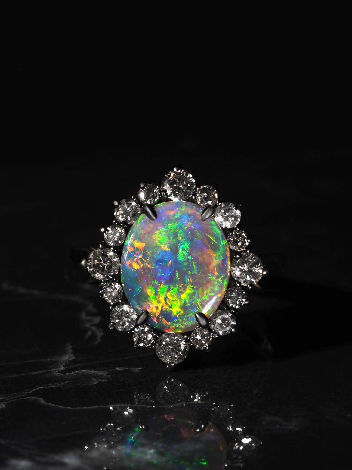 Anello in oro bianco 18K con opale australiano naturale e diamanti in vendita 10