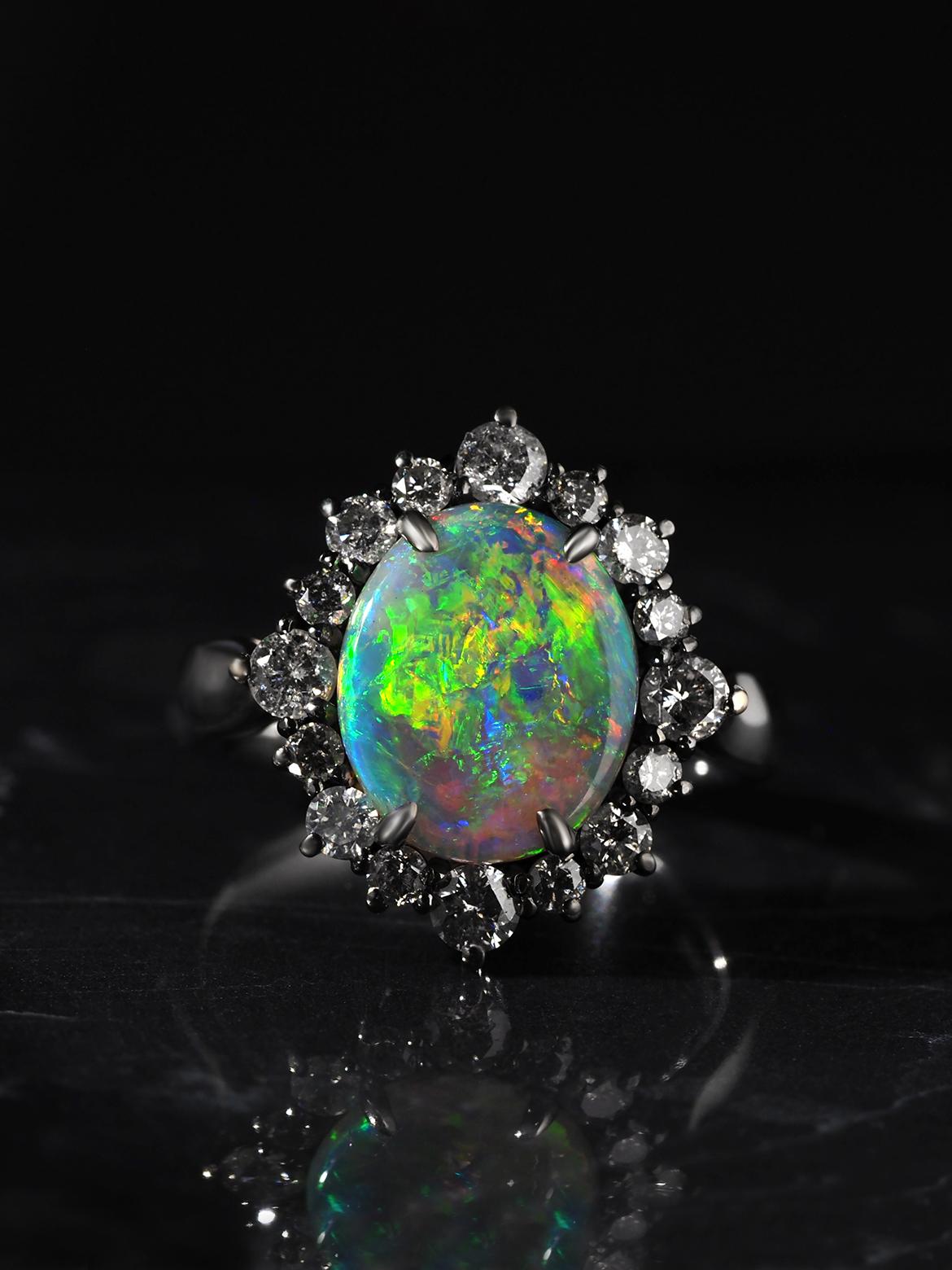Anello in oro bianco 18K con opale australiano naturale e diamanti in vendita 11