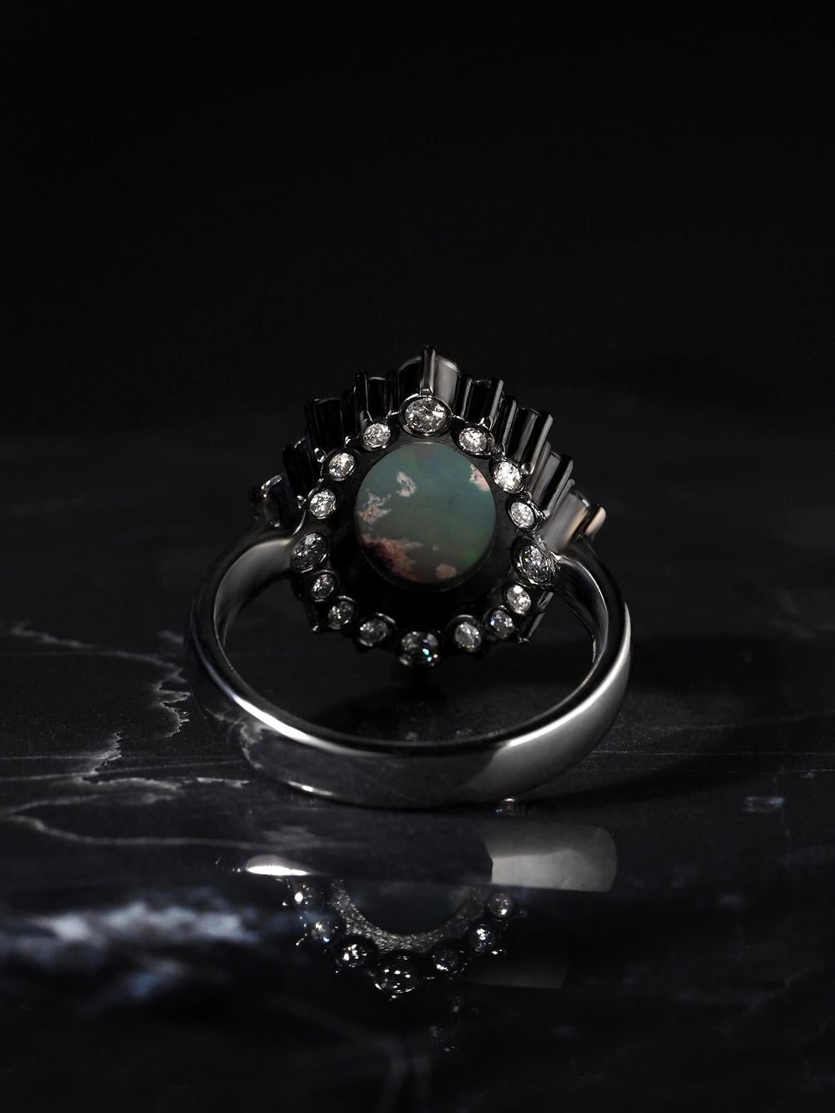 Anello in oro bianco 18K con opale australiano naturale e diamanti in vendita 13