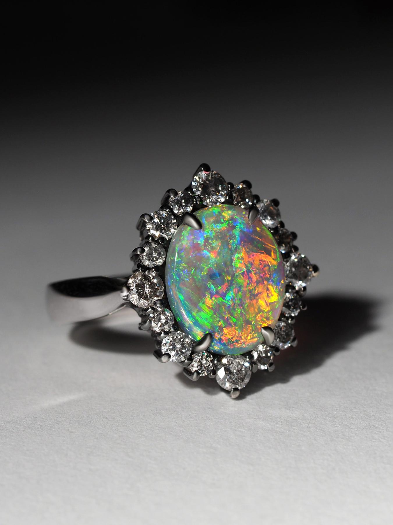 Taglio ovale Anello in oro bianco 18K con opale australiano naturale e diamanti in vendita