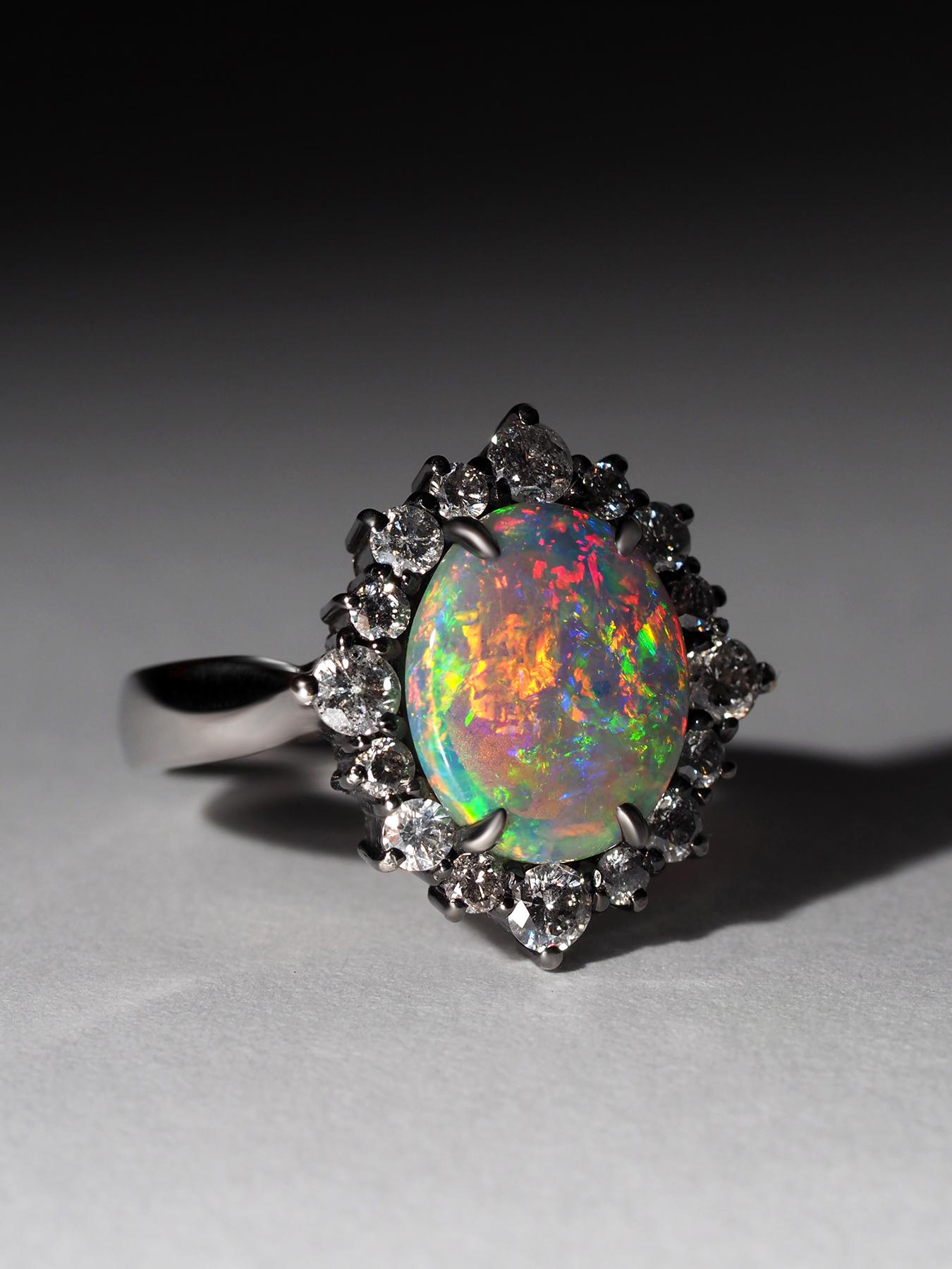 Anello in oro bianco 18K con opale australiano naturale e diamanti In condizioni Nuovo in vendita a Berlin, DE