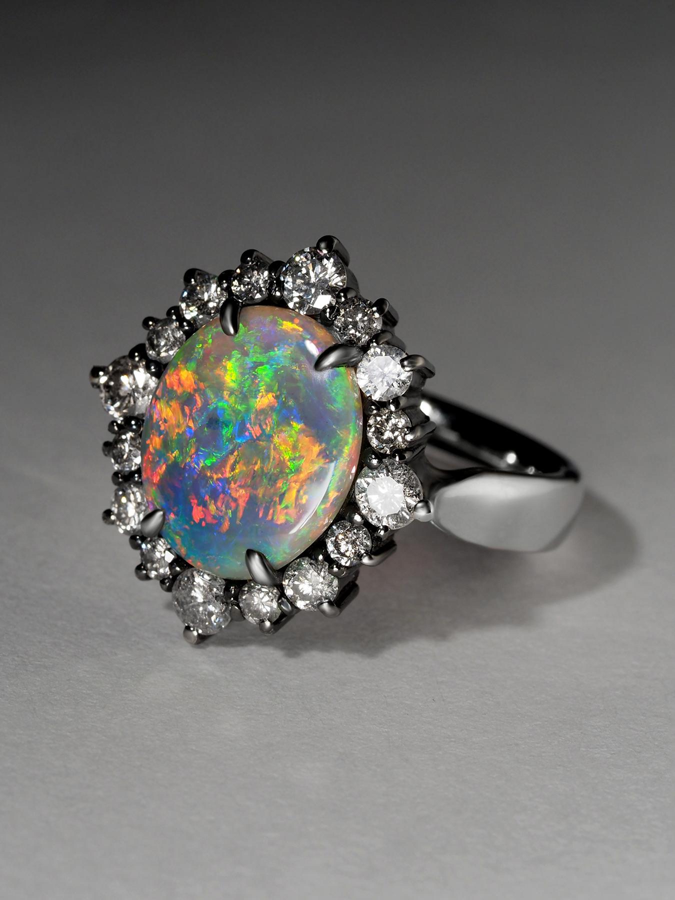 Anello in oro bianco 18K con opale australiano naturale e diamanti in vendita 1
