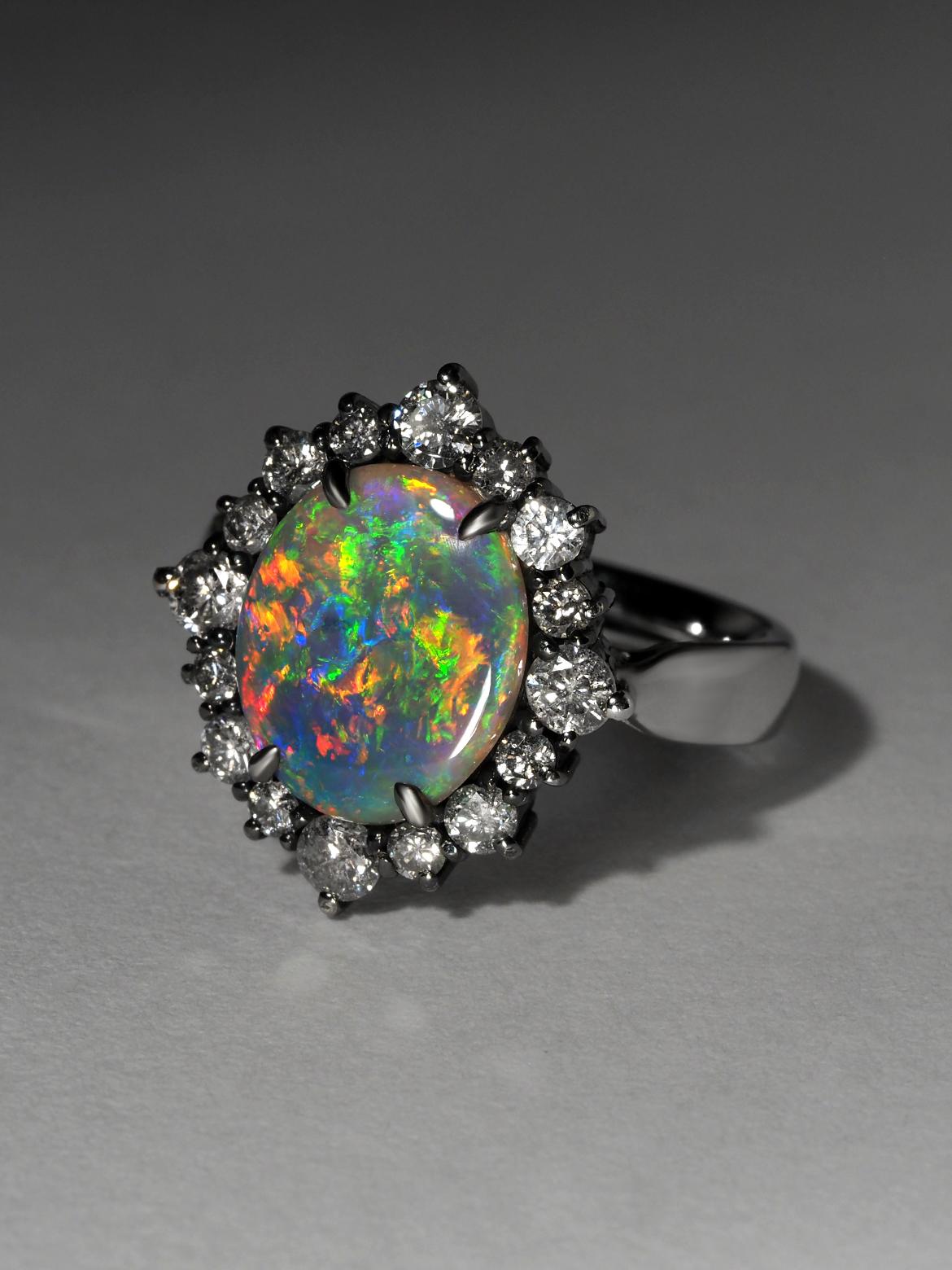 Anello in oro bianco 18K con opale australiano naturale e diamanti in vendita 2