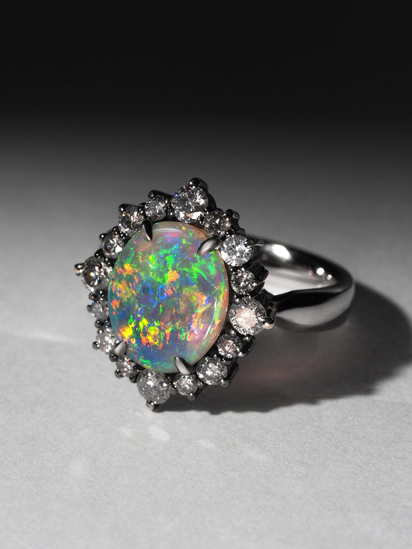 Anello in oro bianco 18K con opale australiano naturale e diamanti in vendita 3