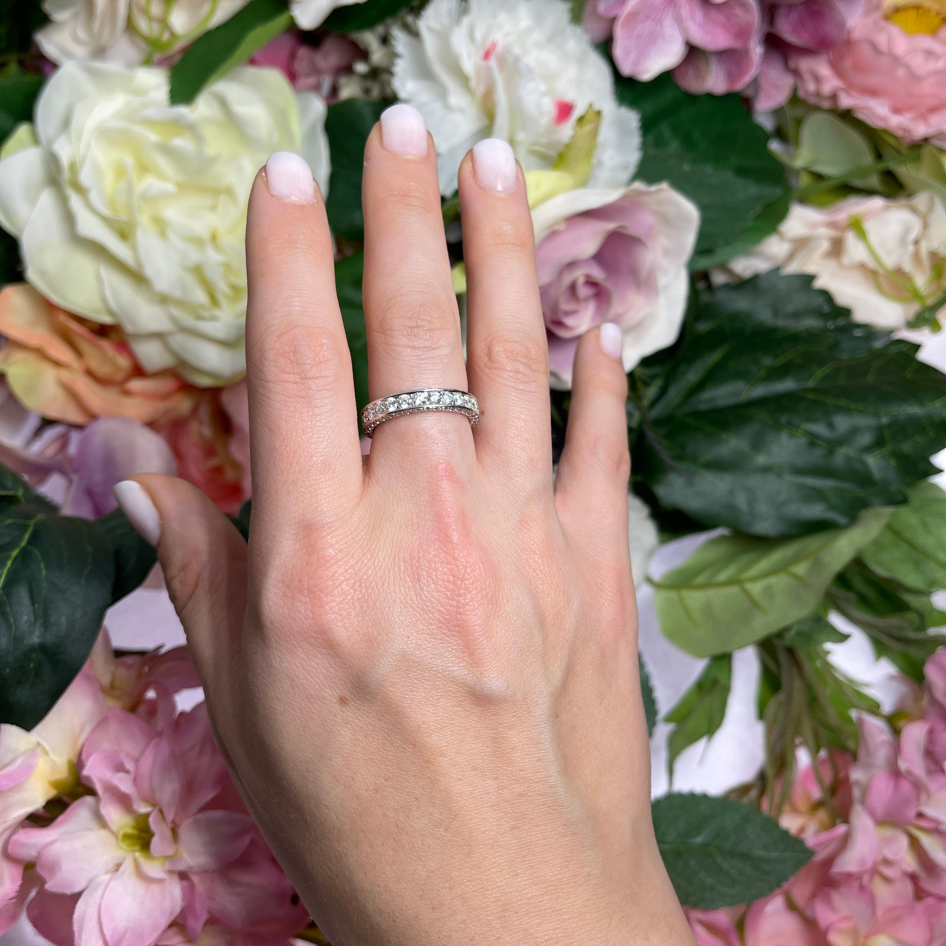 18K White Gold Ring with Natural Brilliant-Cut Diamonds For Sale 1
