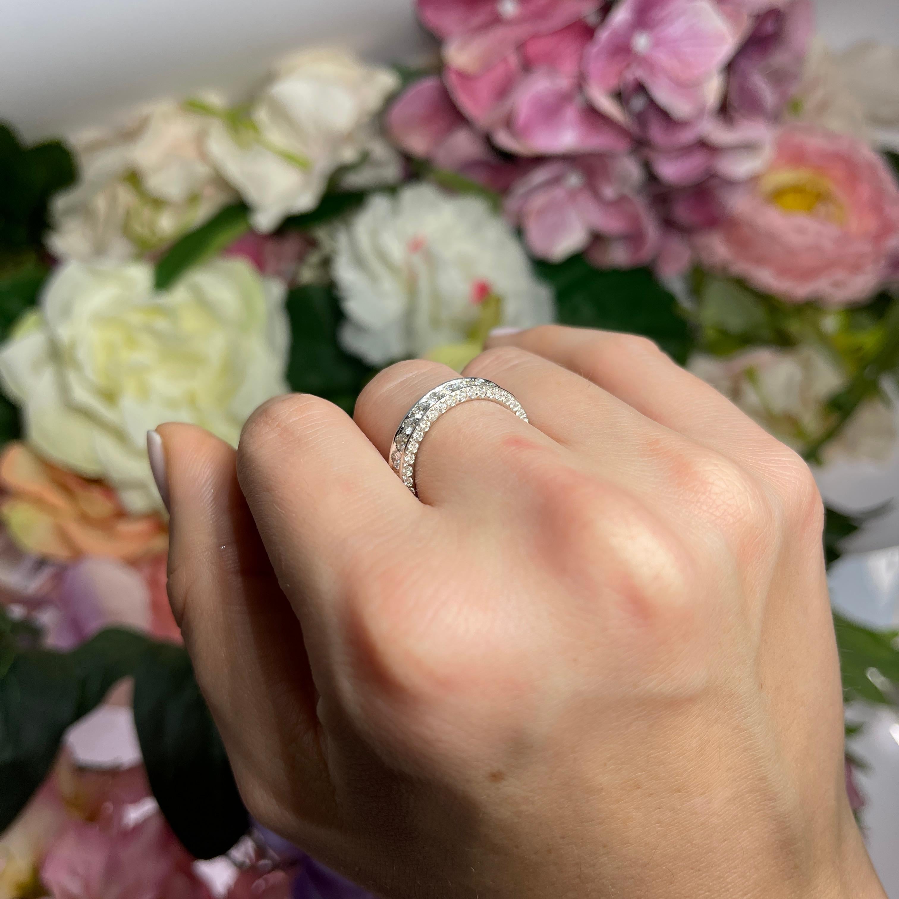 18K White Gold Ring with Natural Brilliant-Cut Diamonds For Sale 3