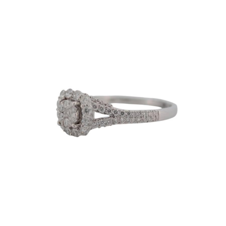 Questo splendido anello in oro bianco 18 carati è un tributo abbagliante alla bellezza raffinata e all'artigianato impeccabile. Impreziosito da 63 diamanti naturali a taglio brillante per un totale di 0,80 carati (H. H., Nature: VS-SI), irradia una