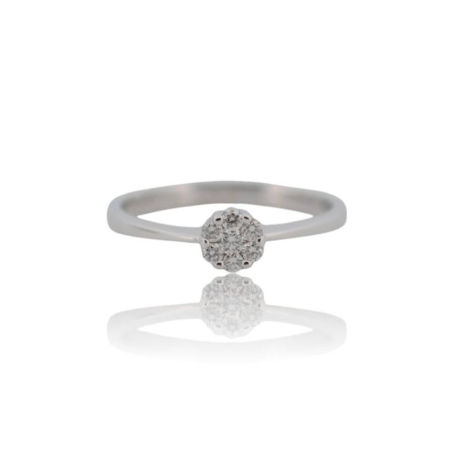 Ein Flüstern von Eleganz

Dieser anmutige Ring aus leuchtendem 18-karätigem Weißgold ist ein Zeugnis raffinierter Schönheit und zeitlosen Stils. Er ist mit 7 natürlichen Diamanten im Brillantschliff von insgesamt 0,11 Karat besetzt (Farbe: G-H,