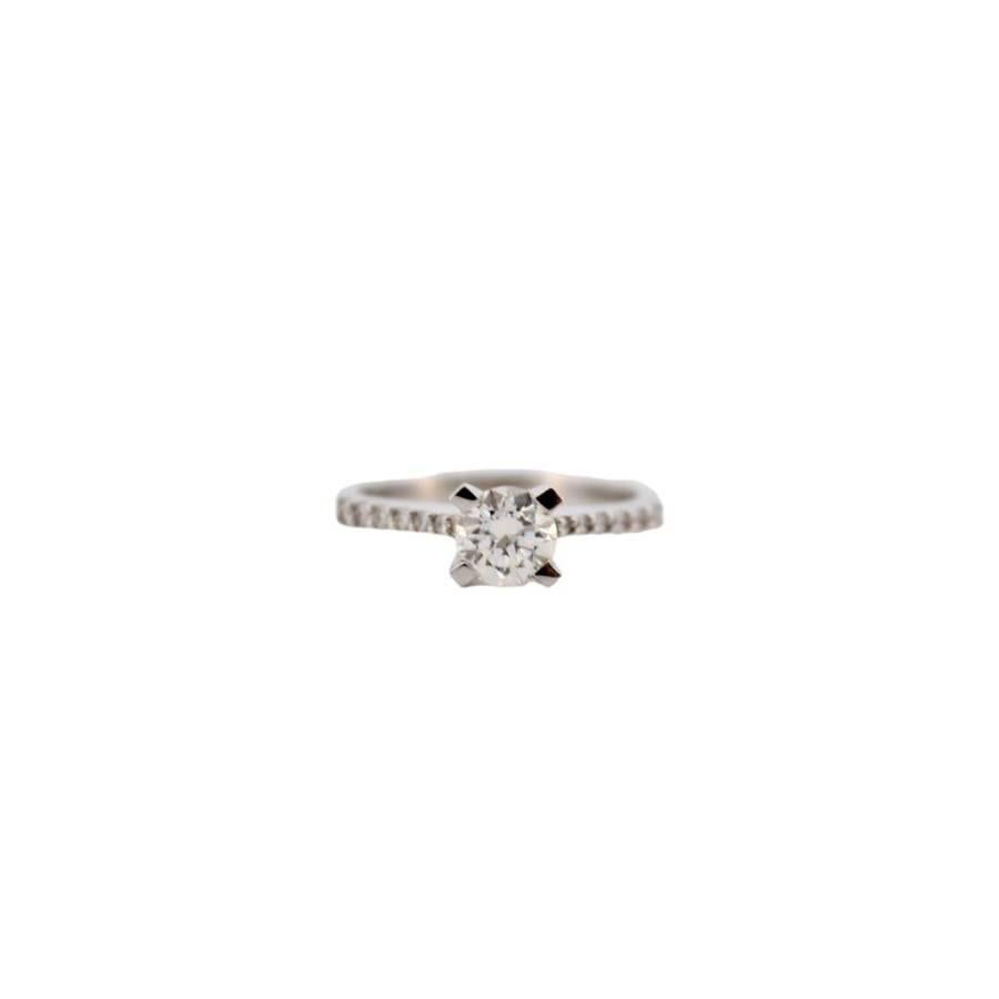 Raffinierter Glanz - Ring aus 18 Karat Weißgold mit natürlichen Diamanten

Dieser Ring aus 18 Karat Weißgold ist ein wahrer Ausdruck zeitloser Raffinesse und besticht durch seinen zarten Charme und sein strahlendes Funkeln. In sorgfältiger