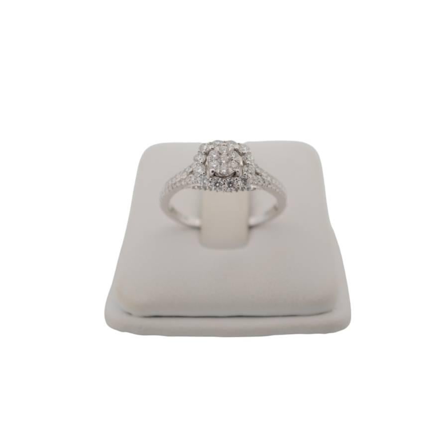 Anello in oro bianco 18 carati con diamanti naturali In condizioni ottime in vendita a București, București