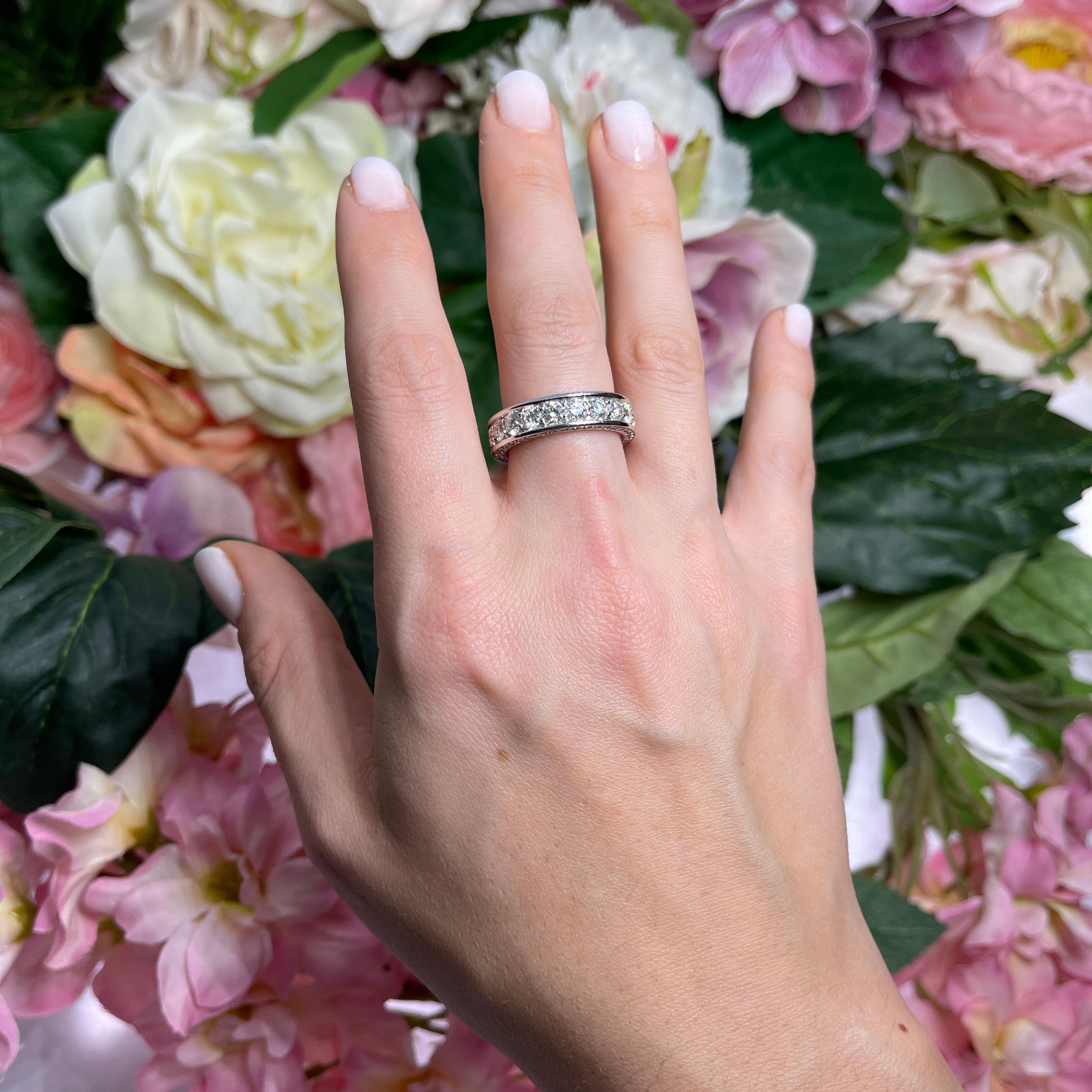 Women's or Men's 18K White Gold Ring with Natural Diamonds For Sale