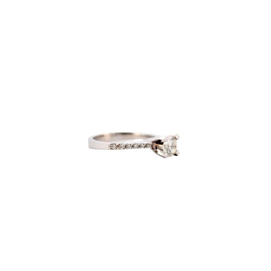 18 Karat Weißgold Ring mit natürlichen Diamanten Damen im Angebot