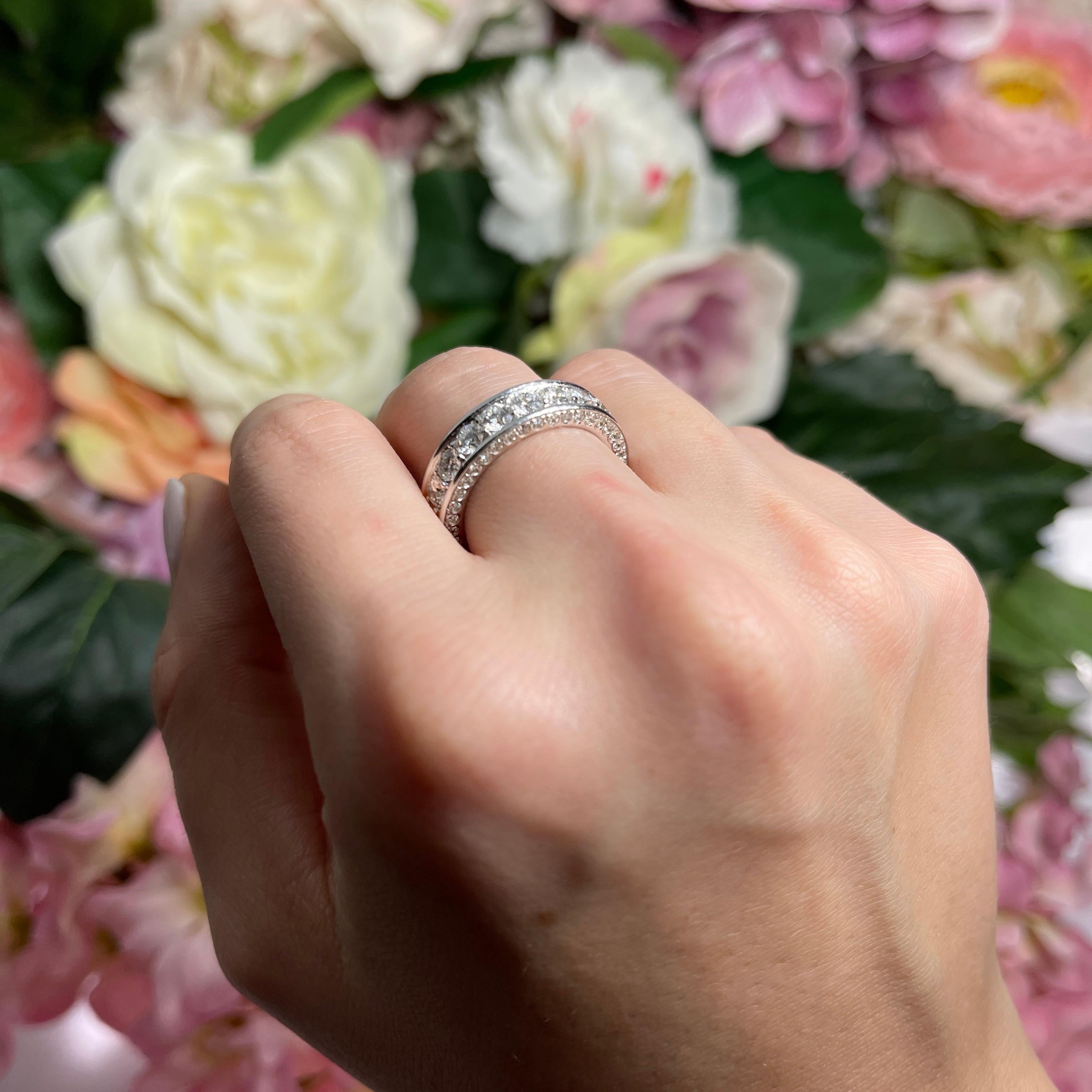 18K White Gold Ring with Natural Diamonds For Sale 1