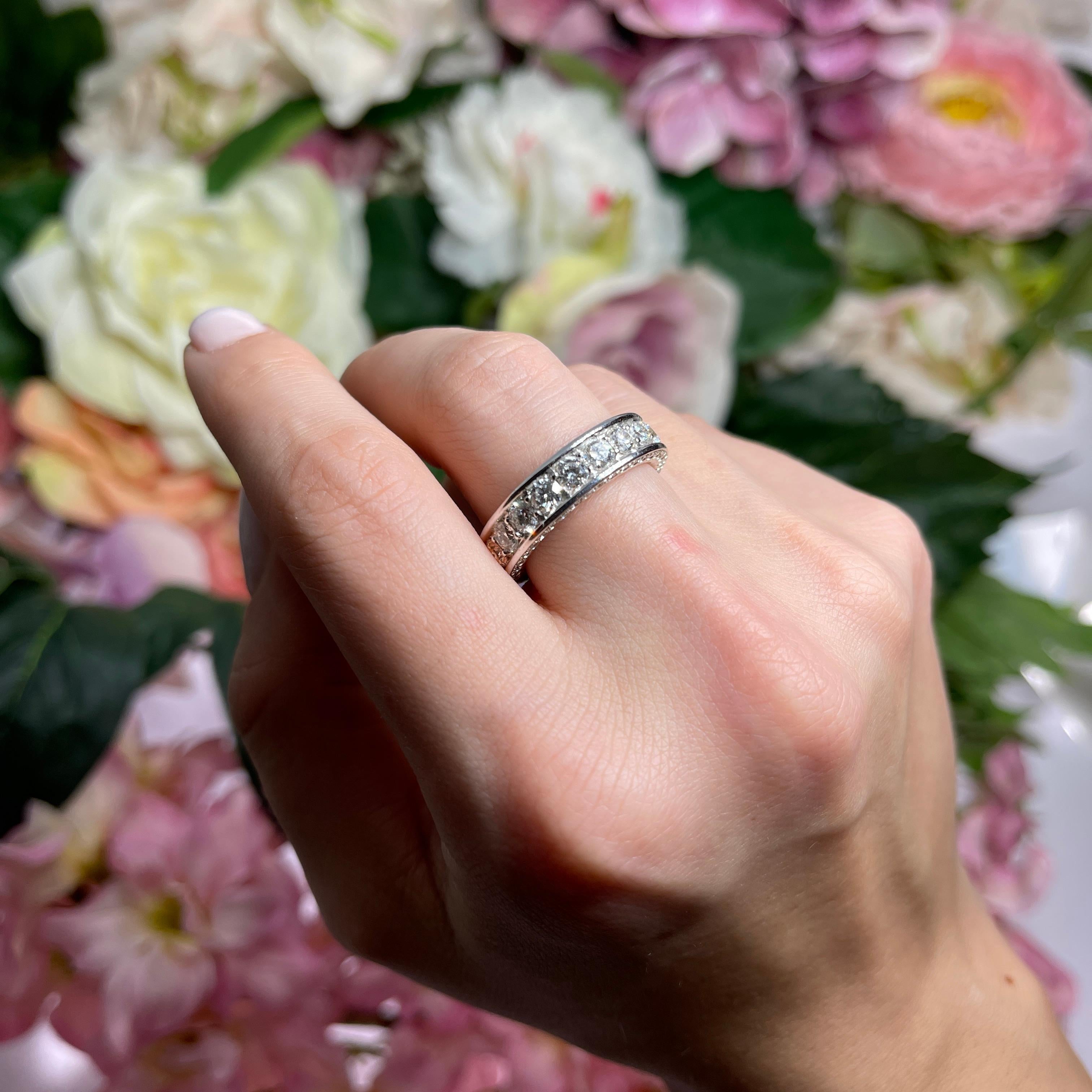 18K White Gold Ring with Natural Diamonds For Sale 2