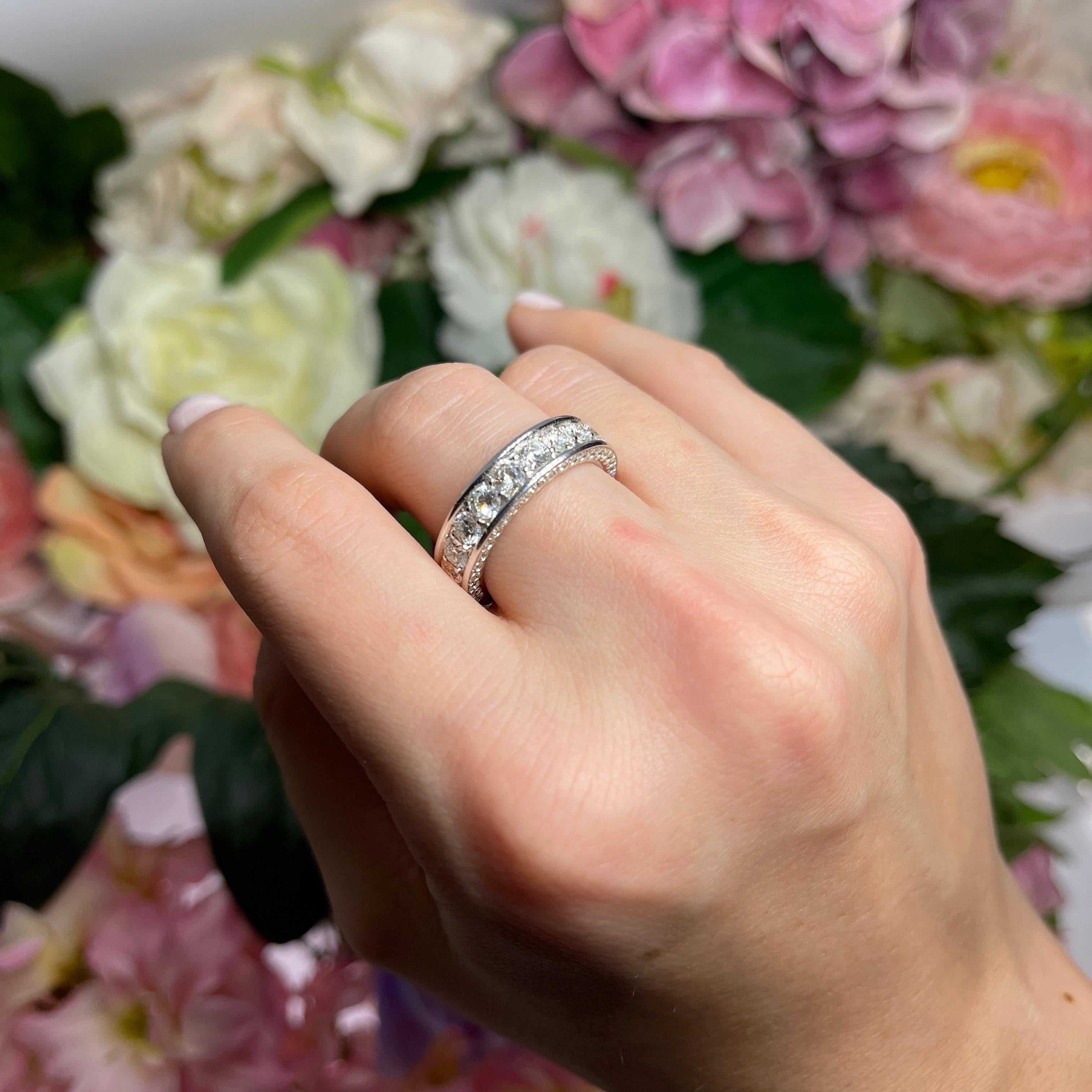 18K White Gold Ring with Natural Diamonds For Sale 3