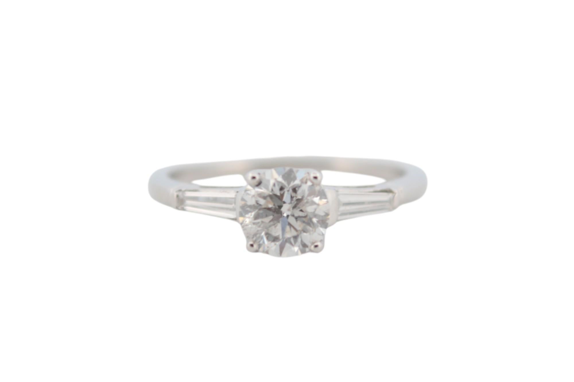 Dieser elegante Ring aus 18 Karat Weißgold mit seiner schlanken, modernen Silhouette ist anmutig und raffiniert. Mit einem Gewicht von 2,61 Gramm ist sie sowohl leicht als auch strapazierfähig und eignet sich daher mühelos für das tägliche Tragen
