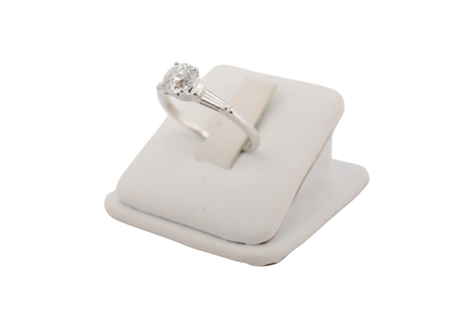 Ring aus 18K Weißgold mit natürlichen Diamanten_126307 im Angebot 1