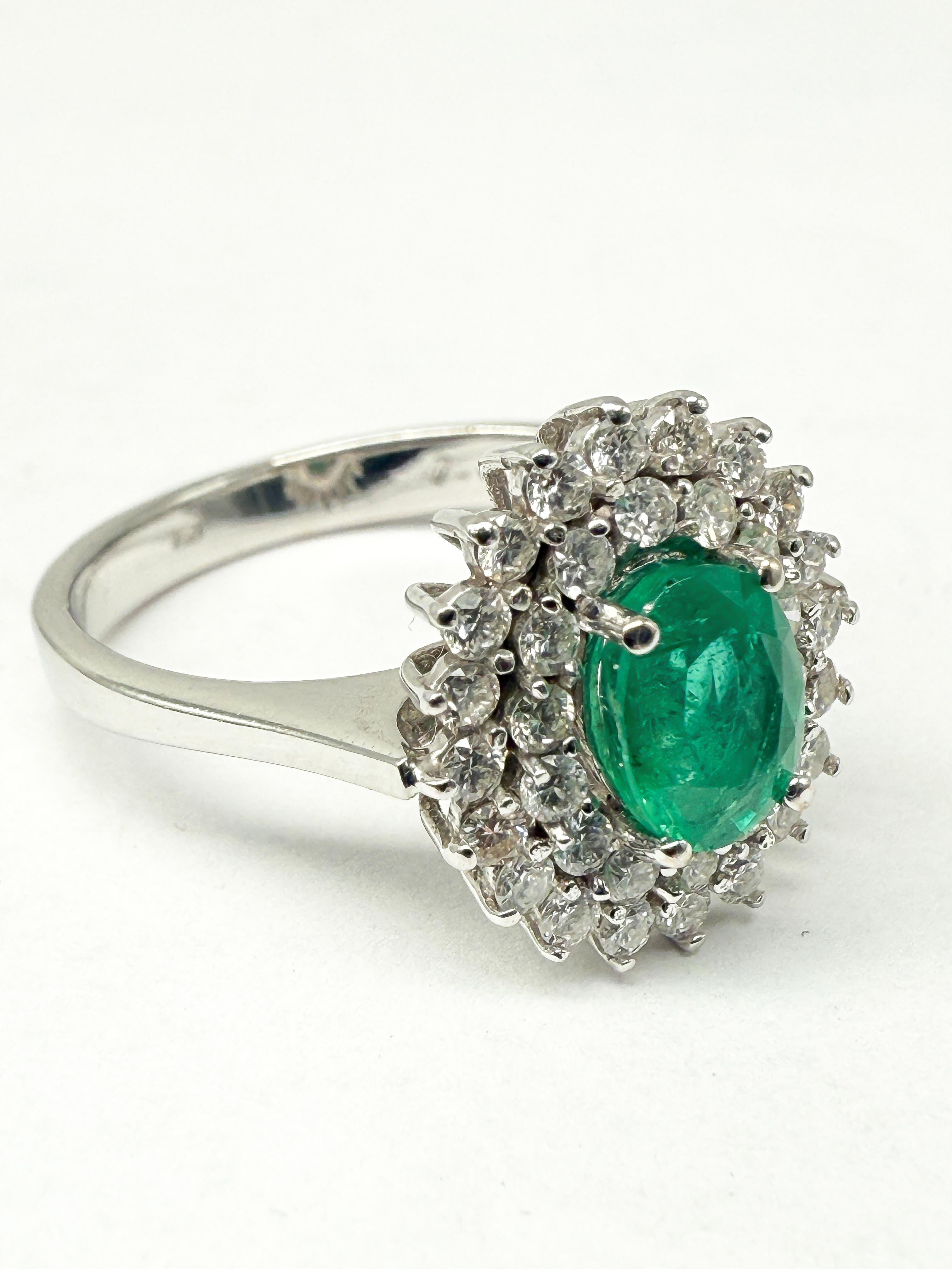 18K White Gold Ring with Natural Emerald and Diamonds In Good Condition For Sale In Berlin, DE
