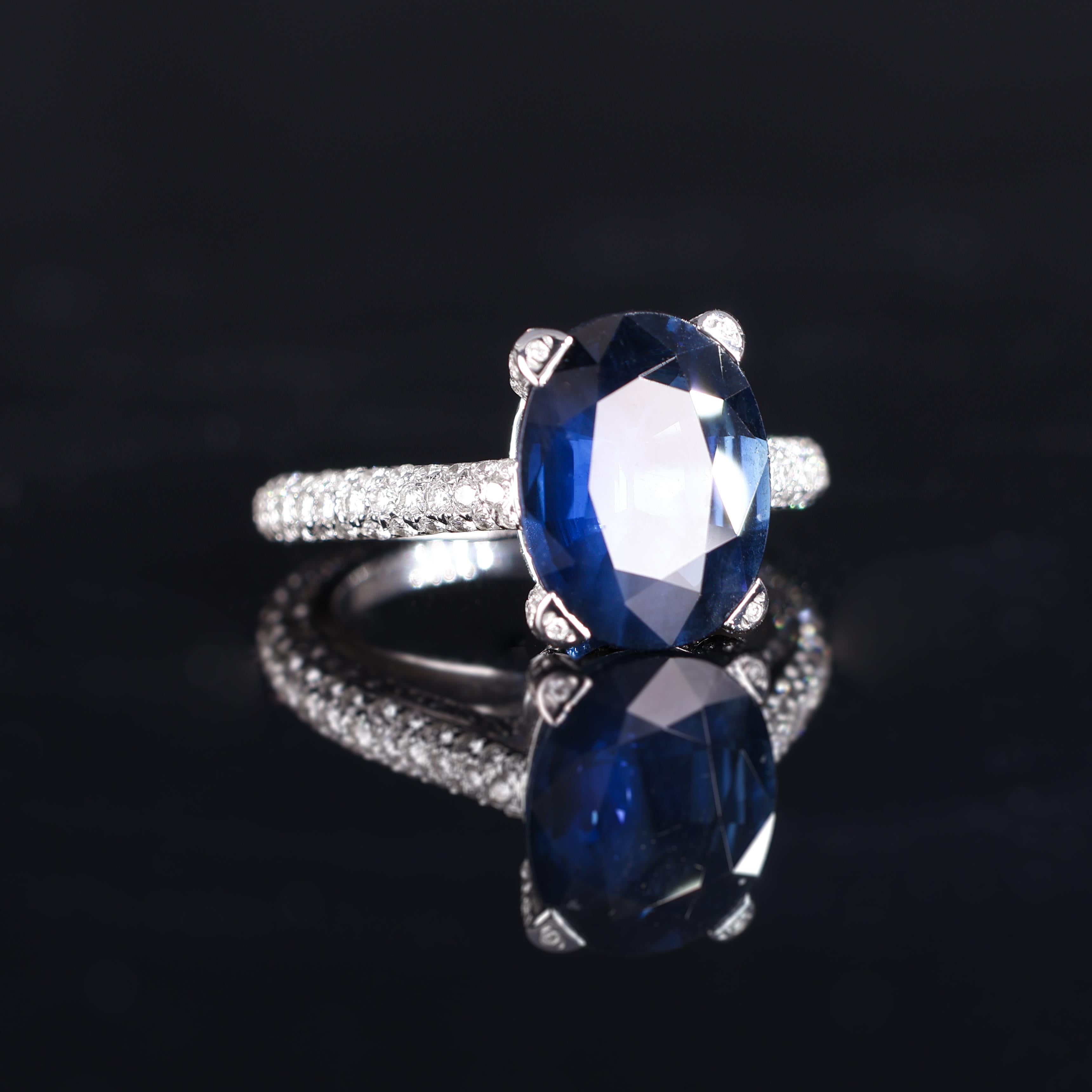 Anillo de oro blanco de 18 quilates con zafiro azul natural talla oval y diamantes brillantes en venta 5