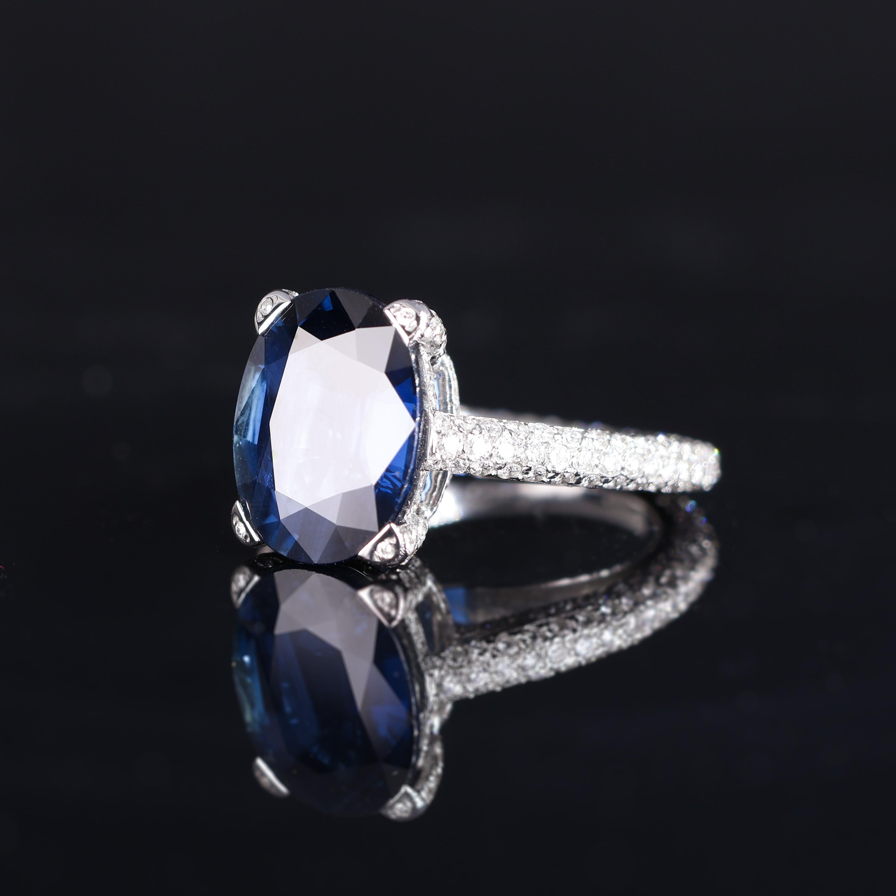 Anillo de oro blanco de 18 quilates con zafiro azul natural talla oval y diamantes brillantes en venta 6