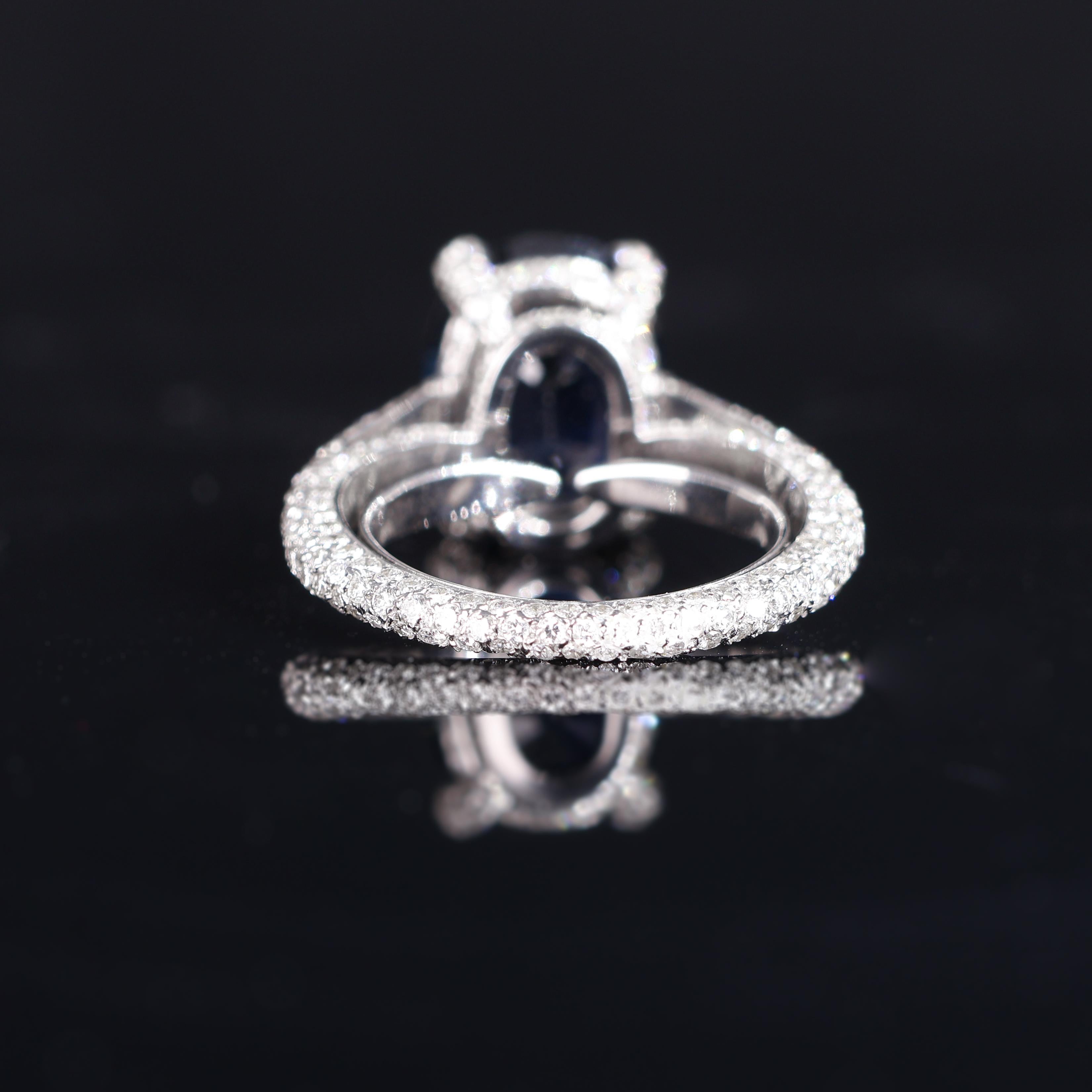 Anillo de oro blanco de 18 quilates con zafiro azul natural talla oval y diamantes brillantes en venta 7