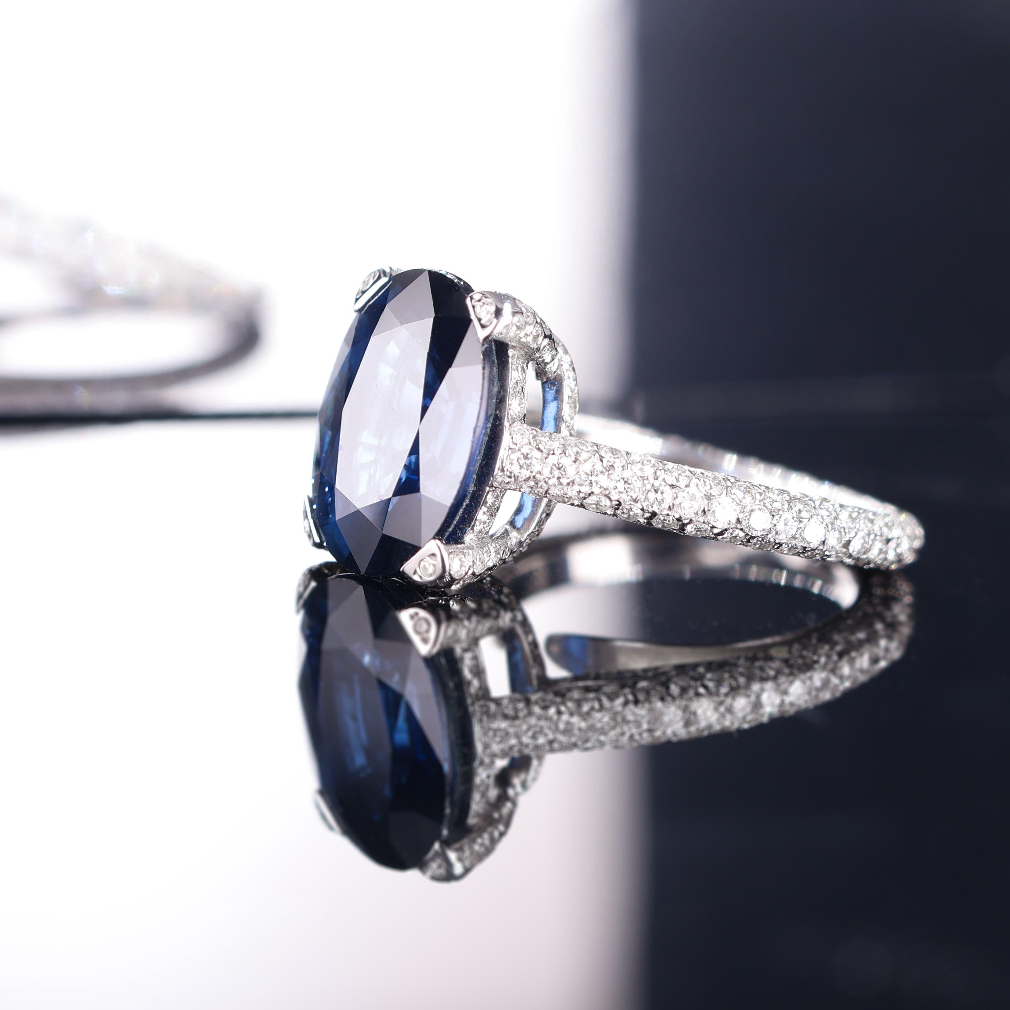 Anillo de oro blanco de 18 quilates con zafiro azul natural talla oval y diamantes brillantes en venta 8