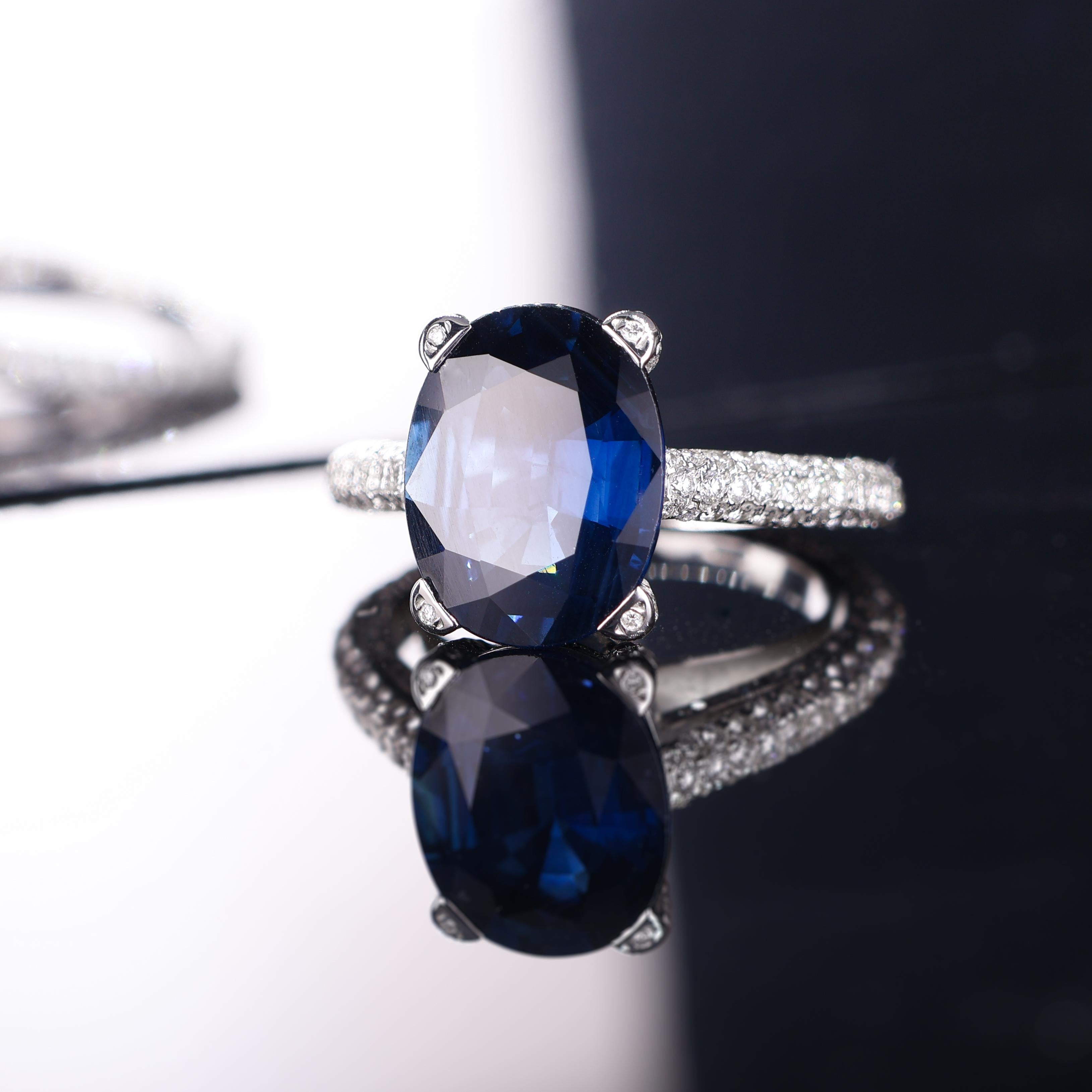 Anillo de oro blanco de 18 quilates con zafiro azul natural talla oval y diamantes brillantes en venta 9