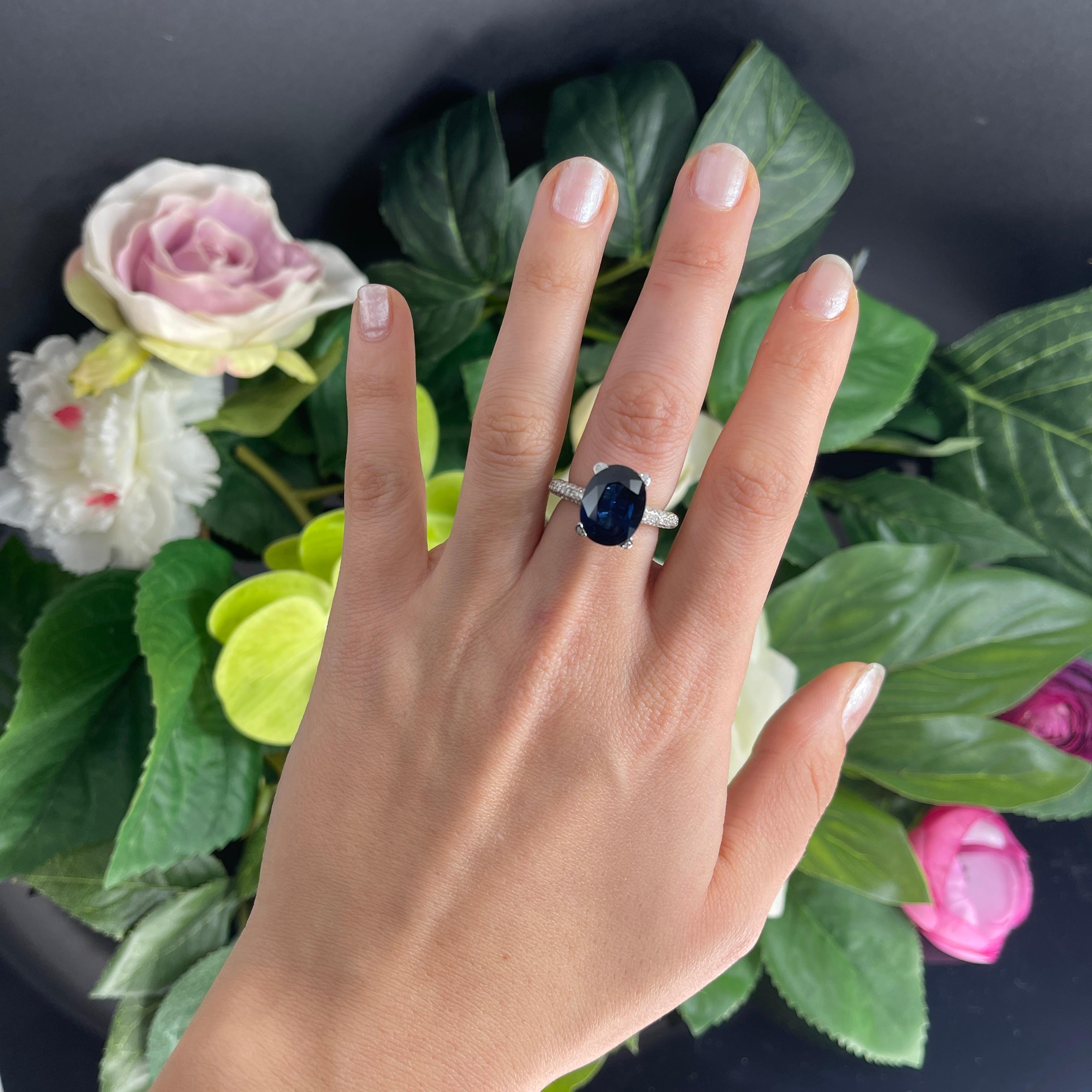 Anillo de oro blanco de 18 quilates con zafiro azul natural talla oval y diamantes brillantes en venta 10
