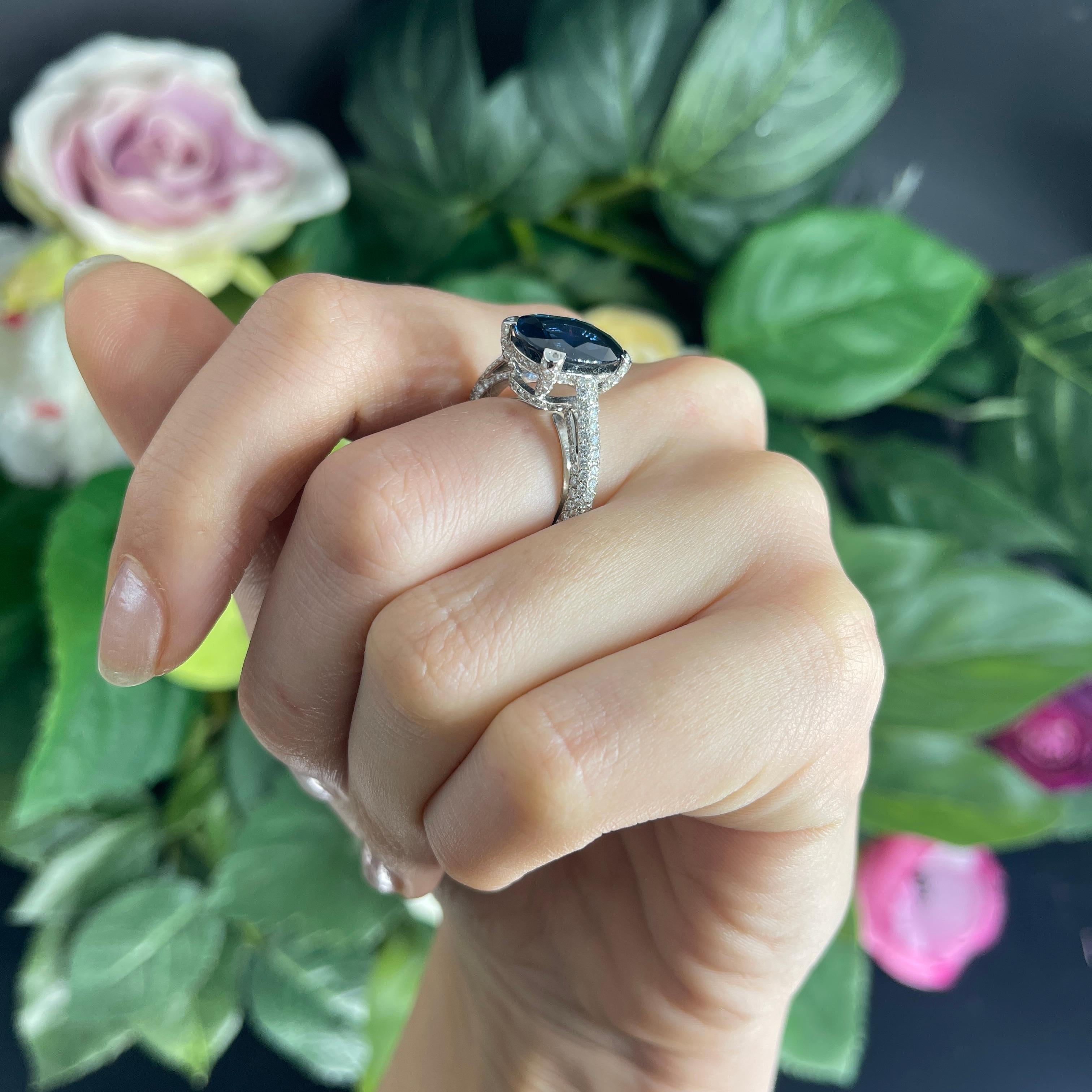 Anillo de oro blanco de 18 quilates con zafiro azul natural talla oval y diamantes brillantes en venta 13
