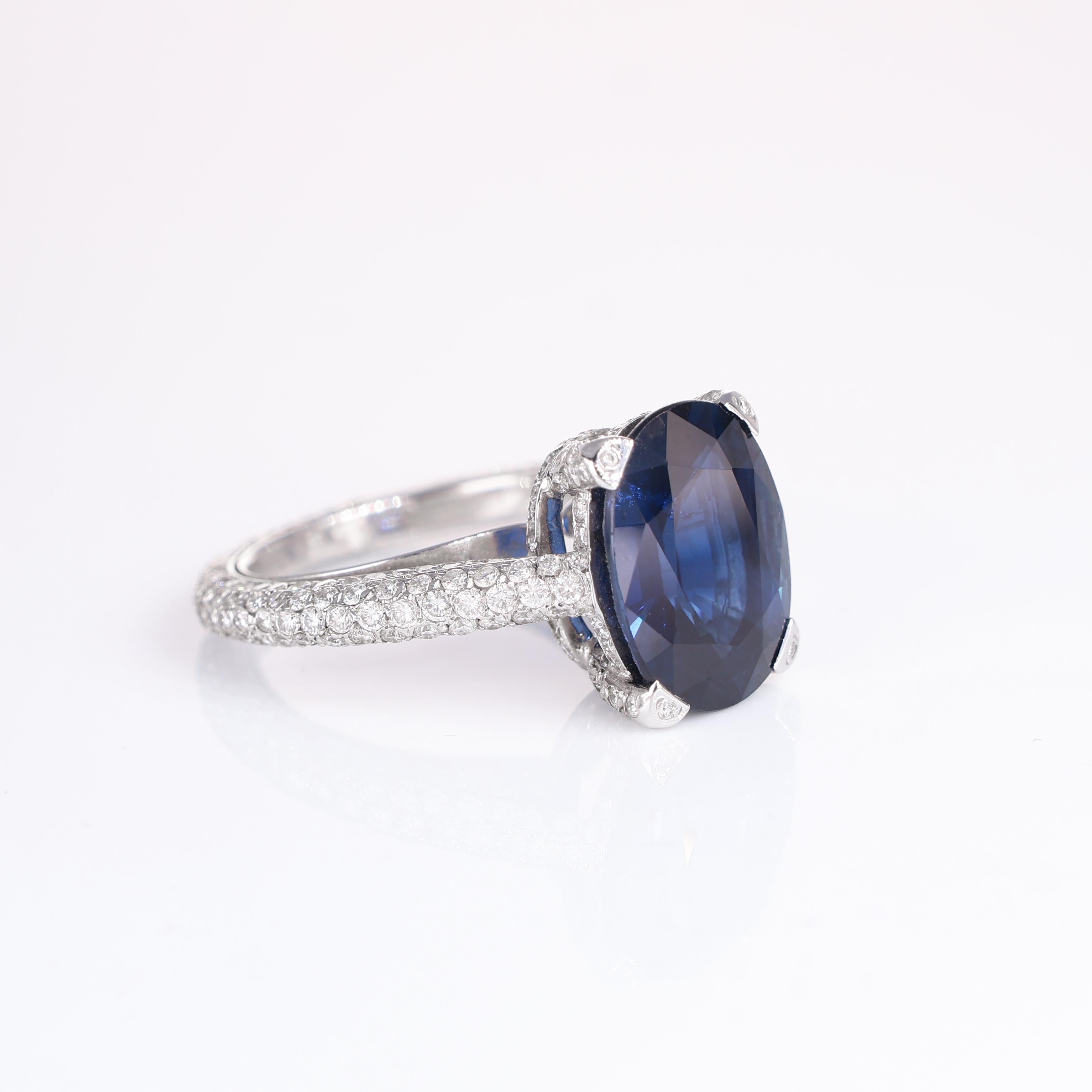 Anillo de oro blanco de 18 quilates con zafiro azul natural talla oval y diamantes brillantes Corte oval en venta