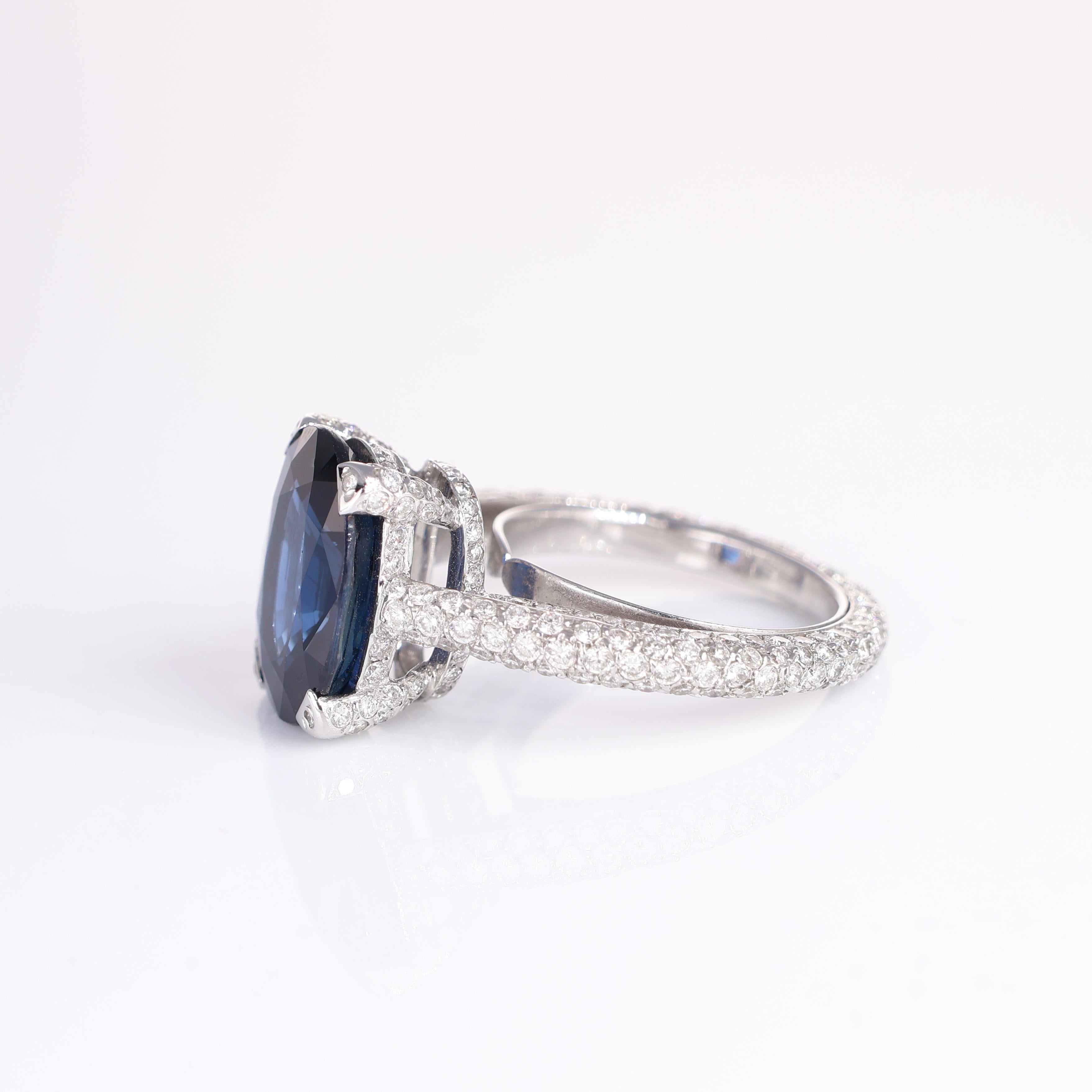 Anillo de oro blanco de 18 quilates con zafiro azul natural talla oval y diamantes brillantes en Nuevo estado para la venta en Bergamo, BG