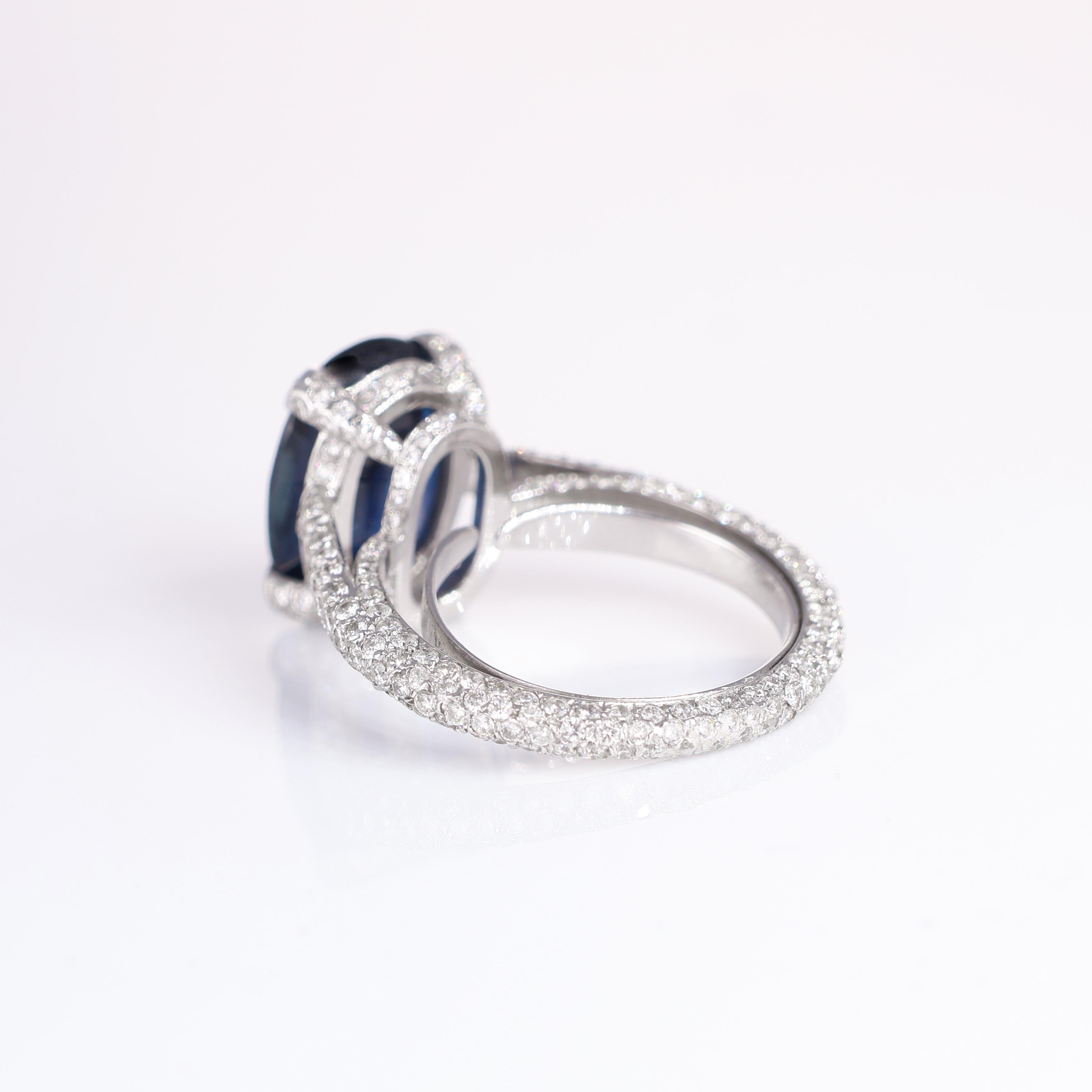 Femenino o masculino Anillo de oro blanco de 18 quilates con zafiro azul natural talla oval y diamantes brillantes en venta