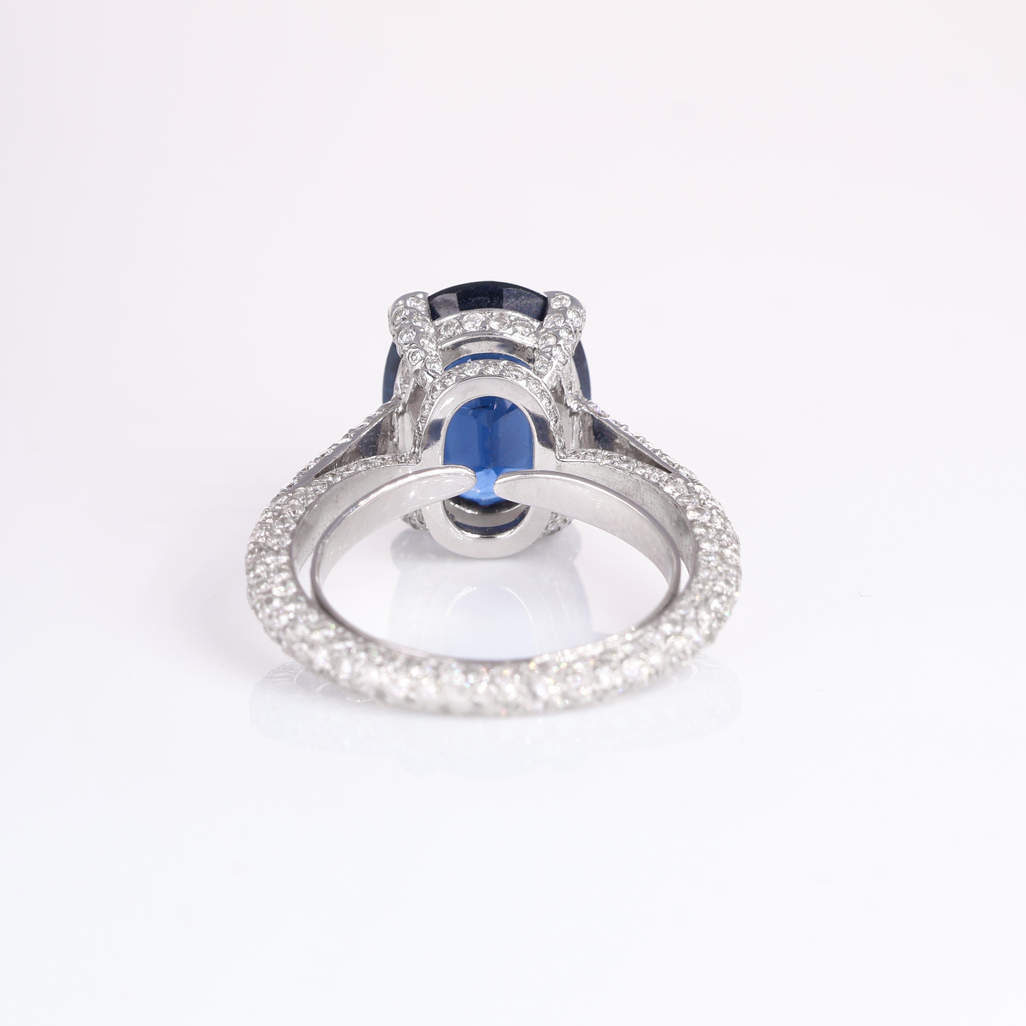 Anillo de oro blanco de 18 quilates con zafiro azul natural talla oval y diamantes brillantes en venta 1