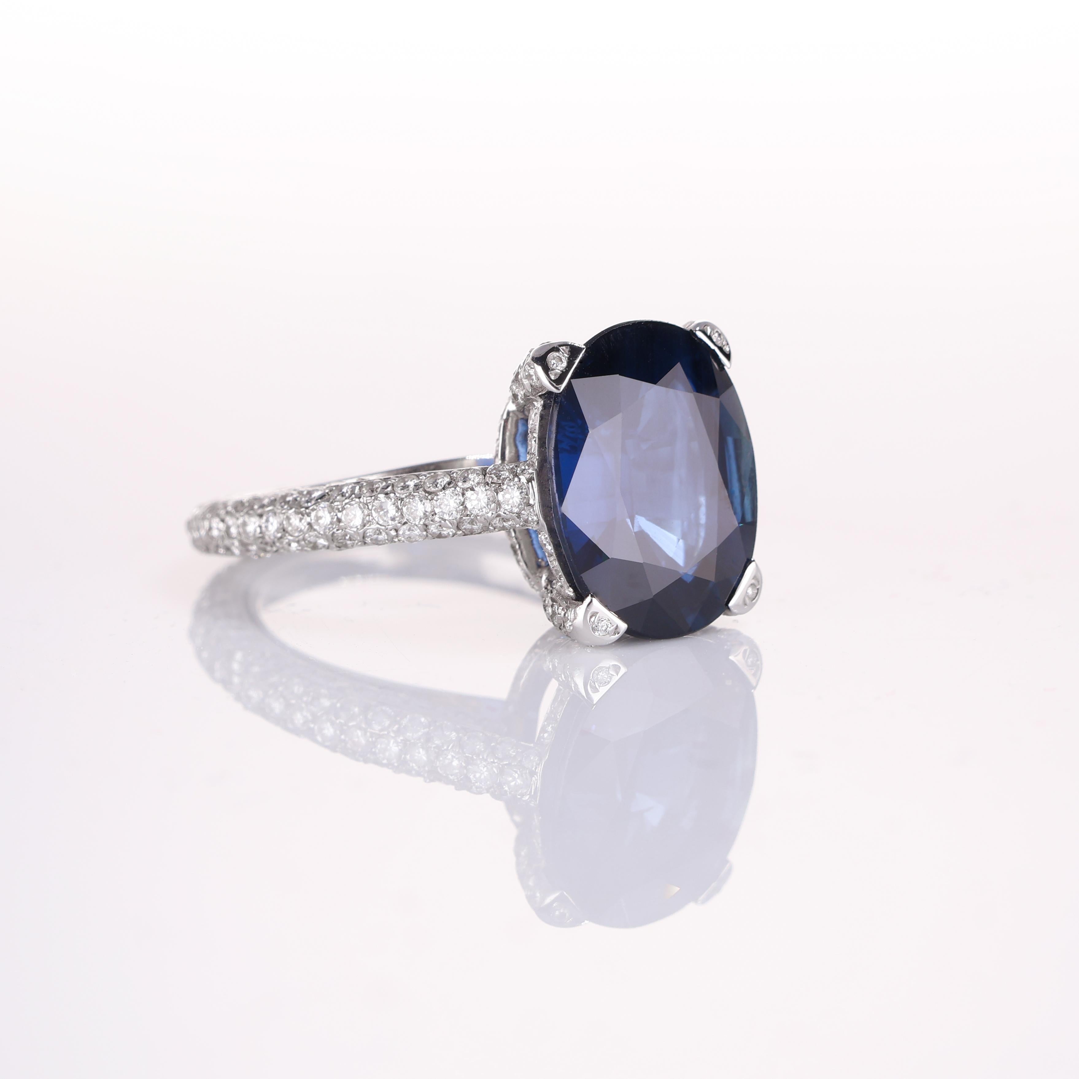 Anillo de oro blanco de 18 quilates con zafiro azul natural talla oval y diamantes brillantes en venta 2
